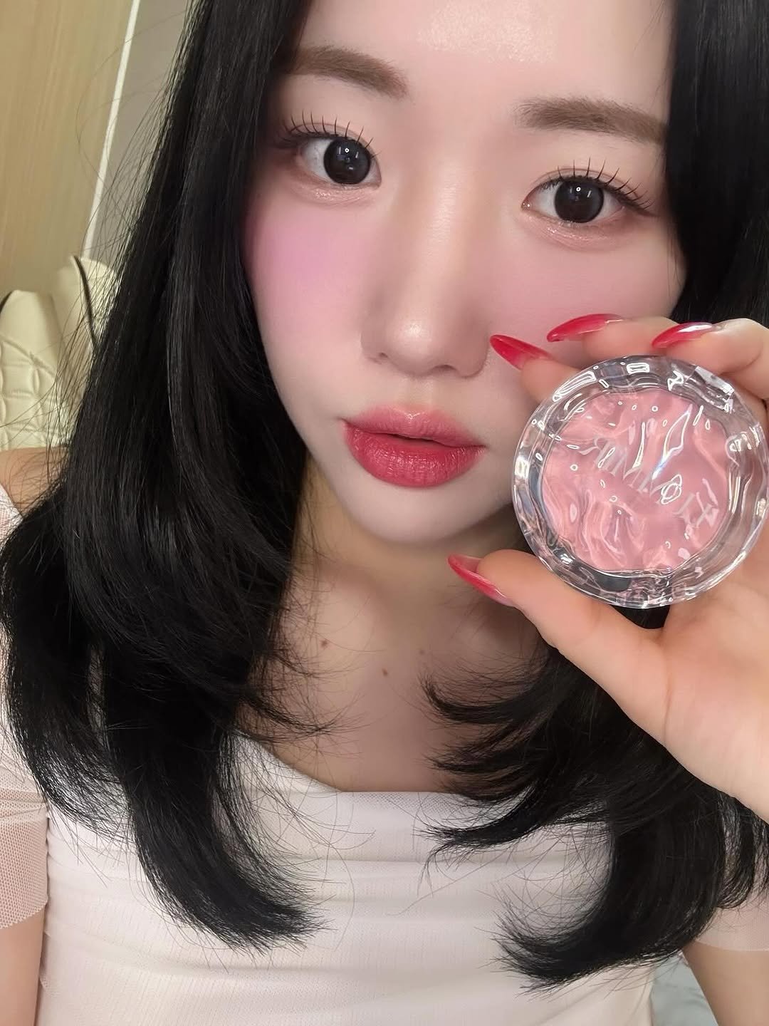 Photo by 실키🧴 on February 20, 2026. May be an image of one or more people, lipstick, makeup and text.