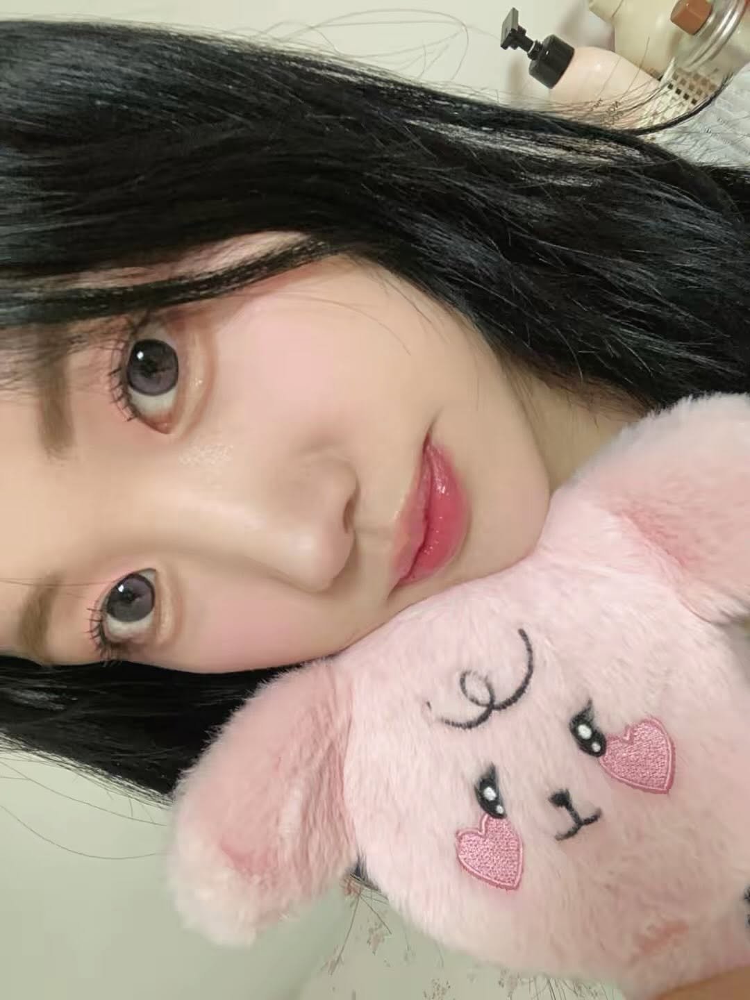 Photo by 실키🧴 on March 16, 2026. May be a selfie of one or more people, makeup, hair and text.