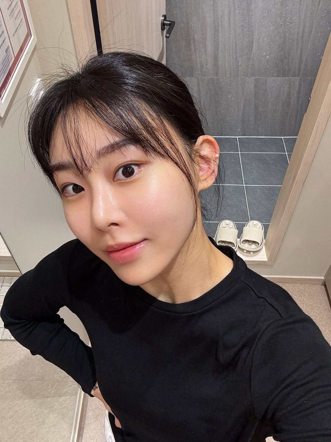 Photo shared by SILKY sᴇʟғ-ᴄᴀʀᴇ 운동•동안관리 on October 29, 2025 tagging @yakson_hannam. May be an image of one or more people and bangs.