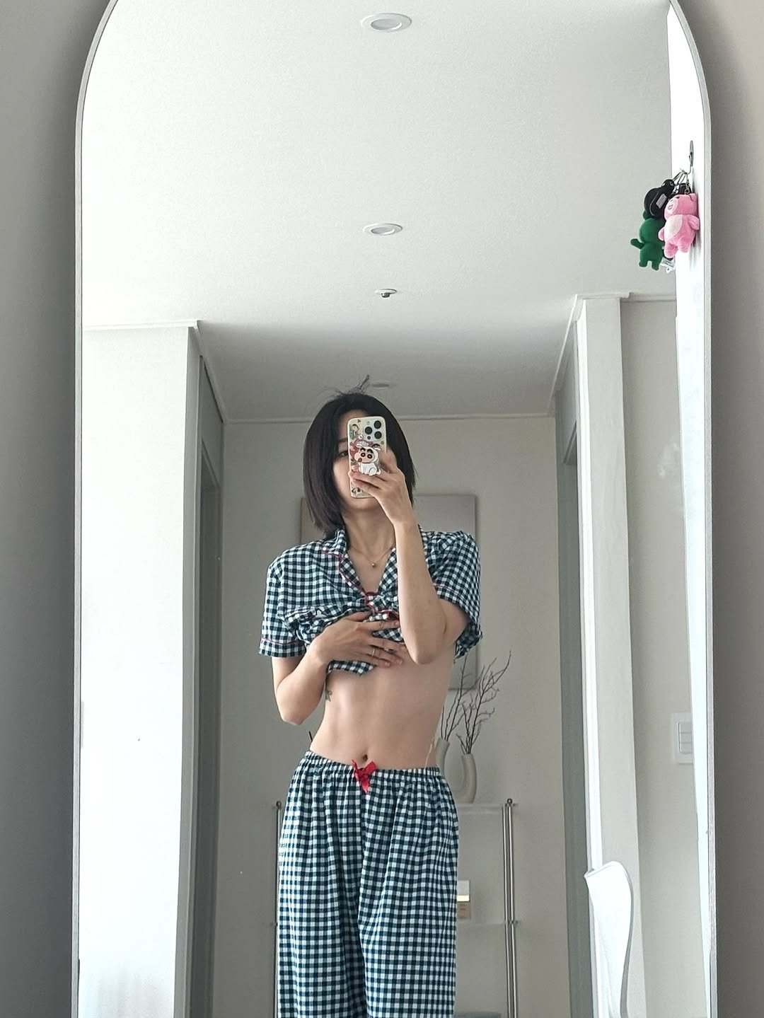 Photo by SILKY sᴇʟғ-ᴄᴀʀᴇ 운동•동안관리 on December 04, 2025. May be an image of sleepwear, sweatpants, mirror and checker board.