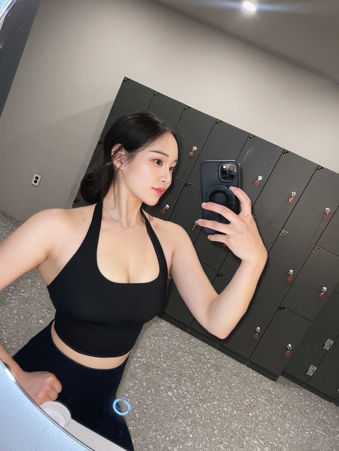 silver._.ing 게시물 이미지: 와.. 저 웅짐에서 피티 받은 첫날인데요 ...
레슨 받고 지하철에서 뻗었어요......