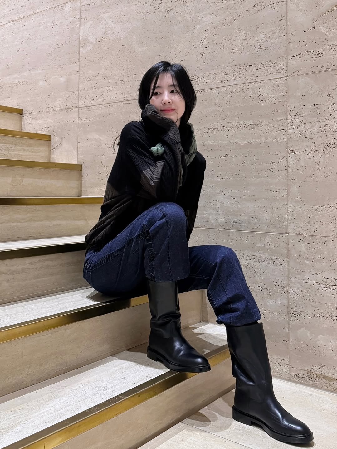 Photo shared by Eunbi Kim on December 08, 2025 tagging @suzusan_official, and @adekuver. May be an image of duffle coat, boots, parka and text.