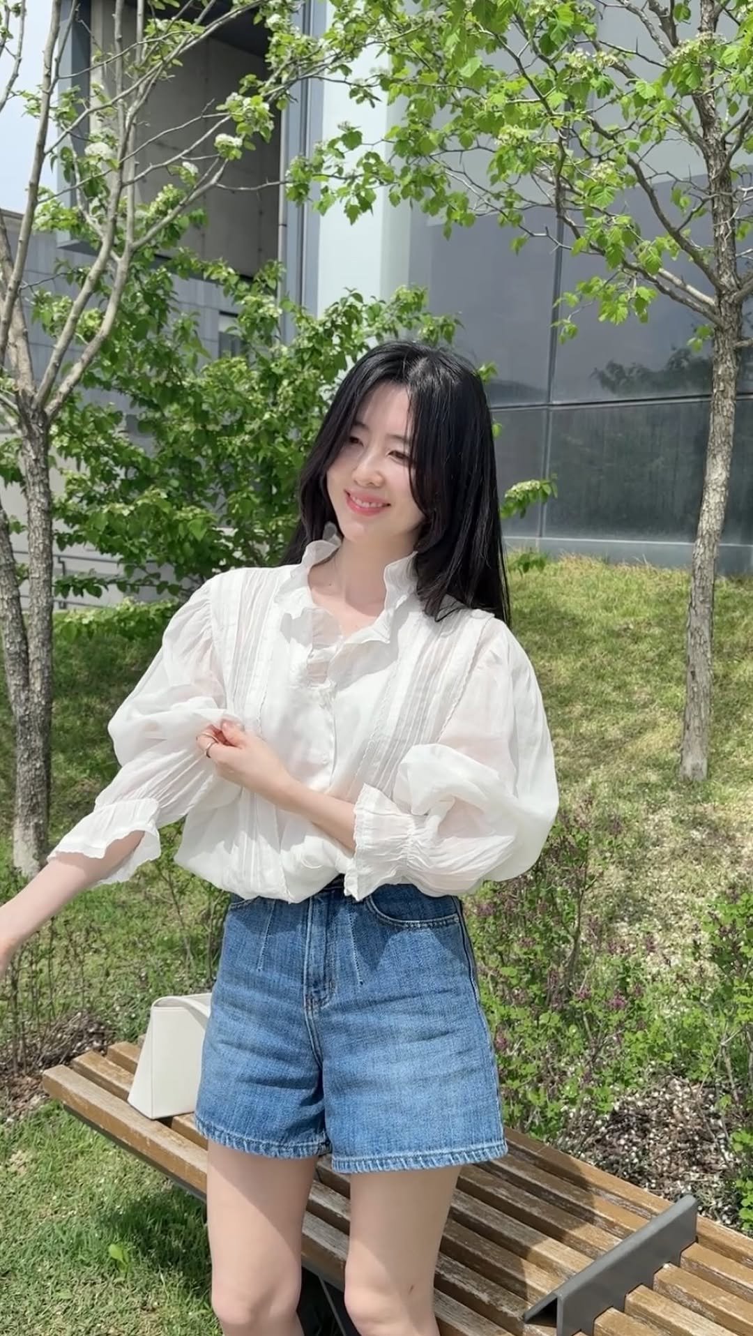 silver____b 게시물 이미지: #광고 스토리 올리고 디엠 대폭발했던 그 블라우스랑 반바지! 옆구르기하면서 봐도...