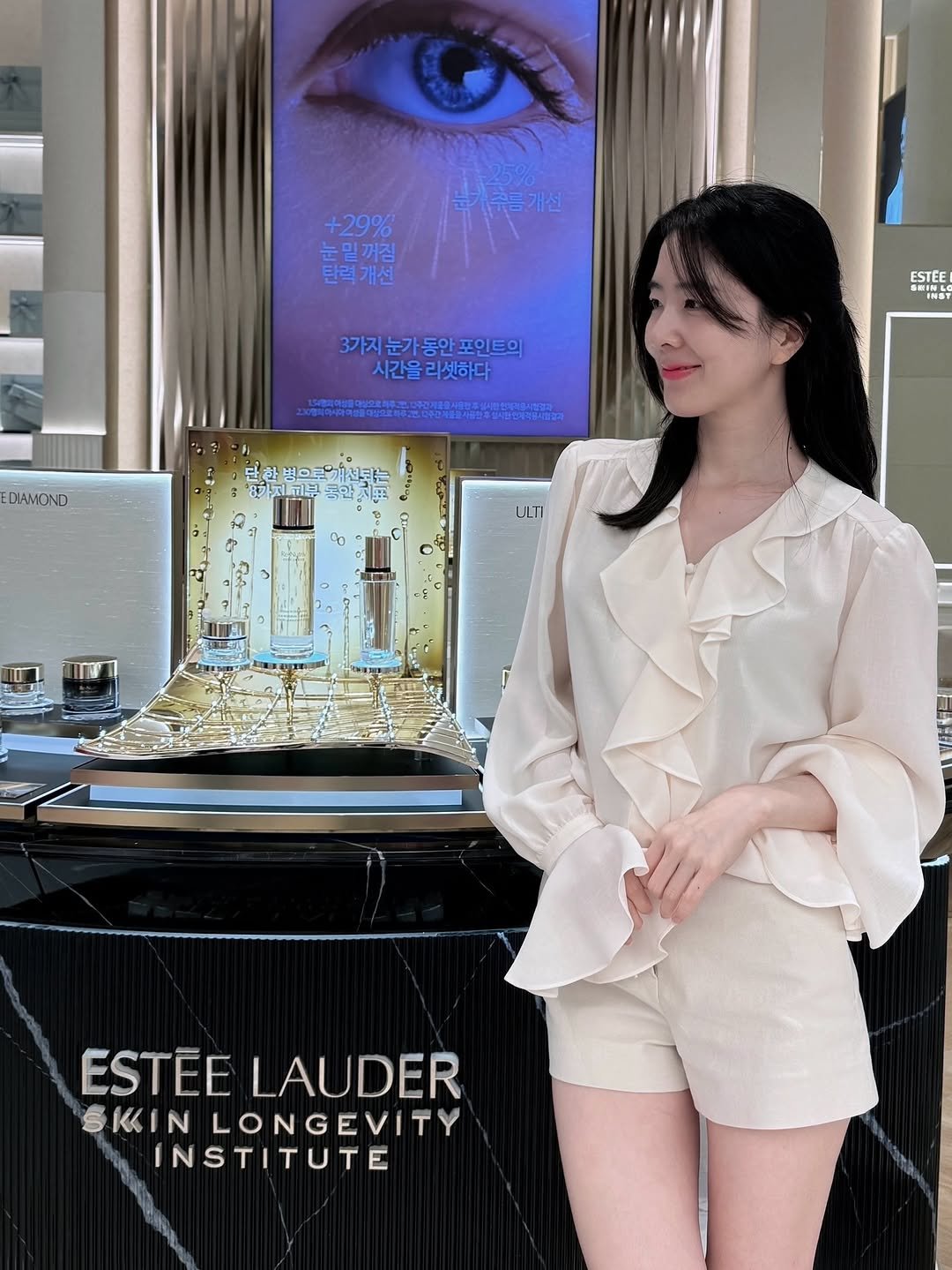 Photo shared by Eunbi Kim on August 09, 2025 tagging @esteelauderkr. May be an image of 1 person, makeup, lipstick, cosmetics, poster and text that says '분가주름개선 출연개들 +29% 눈밑꺼짐 탄력개선 ESTEE SMINLO 3가지분가동안포인트의 시간울라셋하다 시간을 # ય DIAMOND 단한 단한밤으로의성퇴는 빔으마셔티는 생가지괴부 특만지도 ULTI ESTEE ESTEELAUDER LAUDER SKINLONGEVITY SKIN LONGEVITY INSTITUTE'.