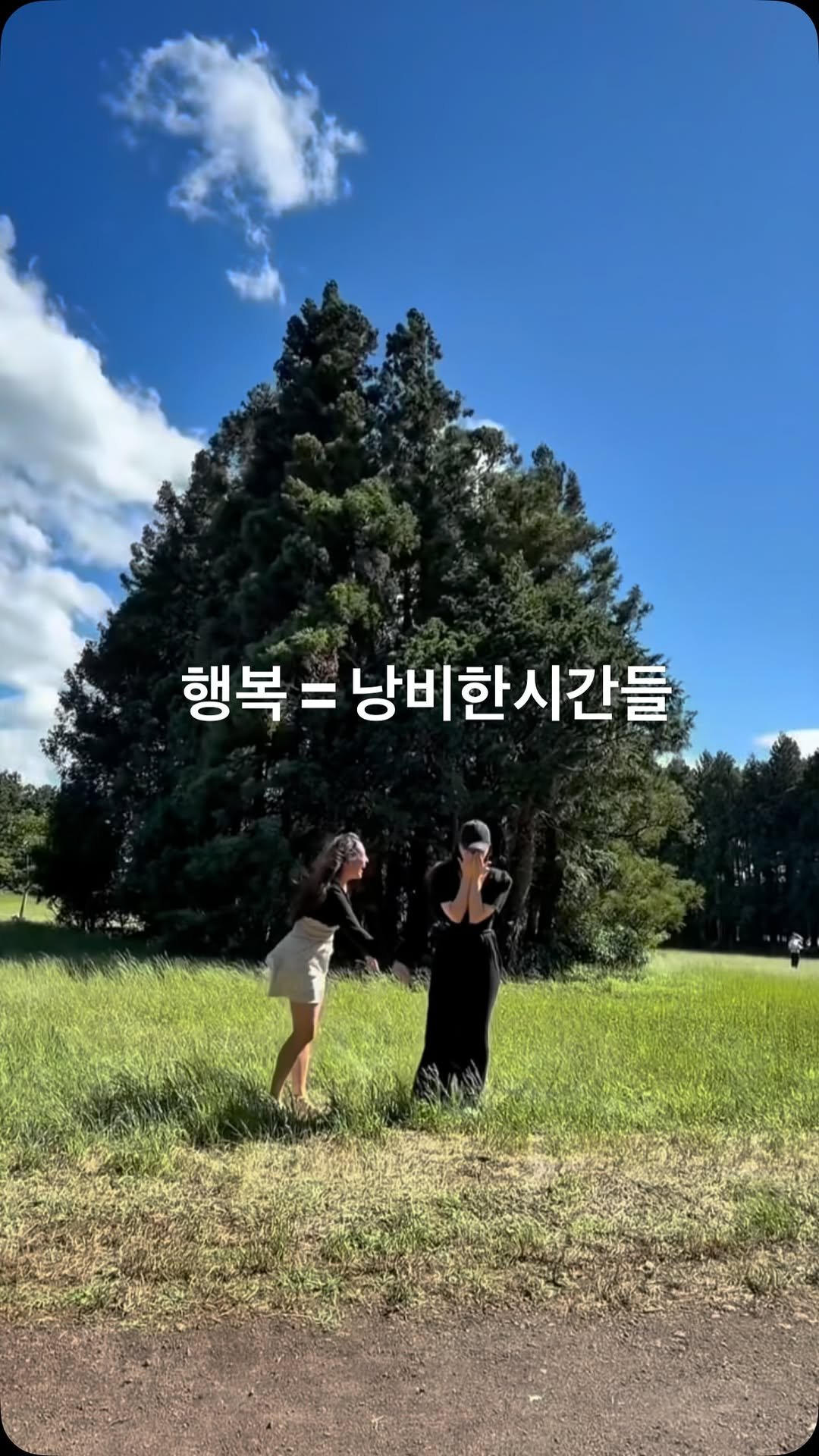 silver_peachhip 게시물 이미지: .
행복? 별거있나요 🥰
그냥 태어났으니까...