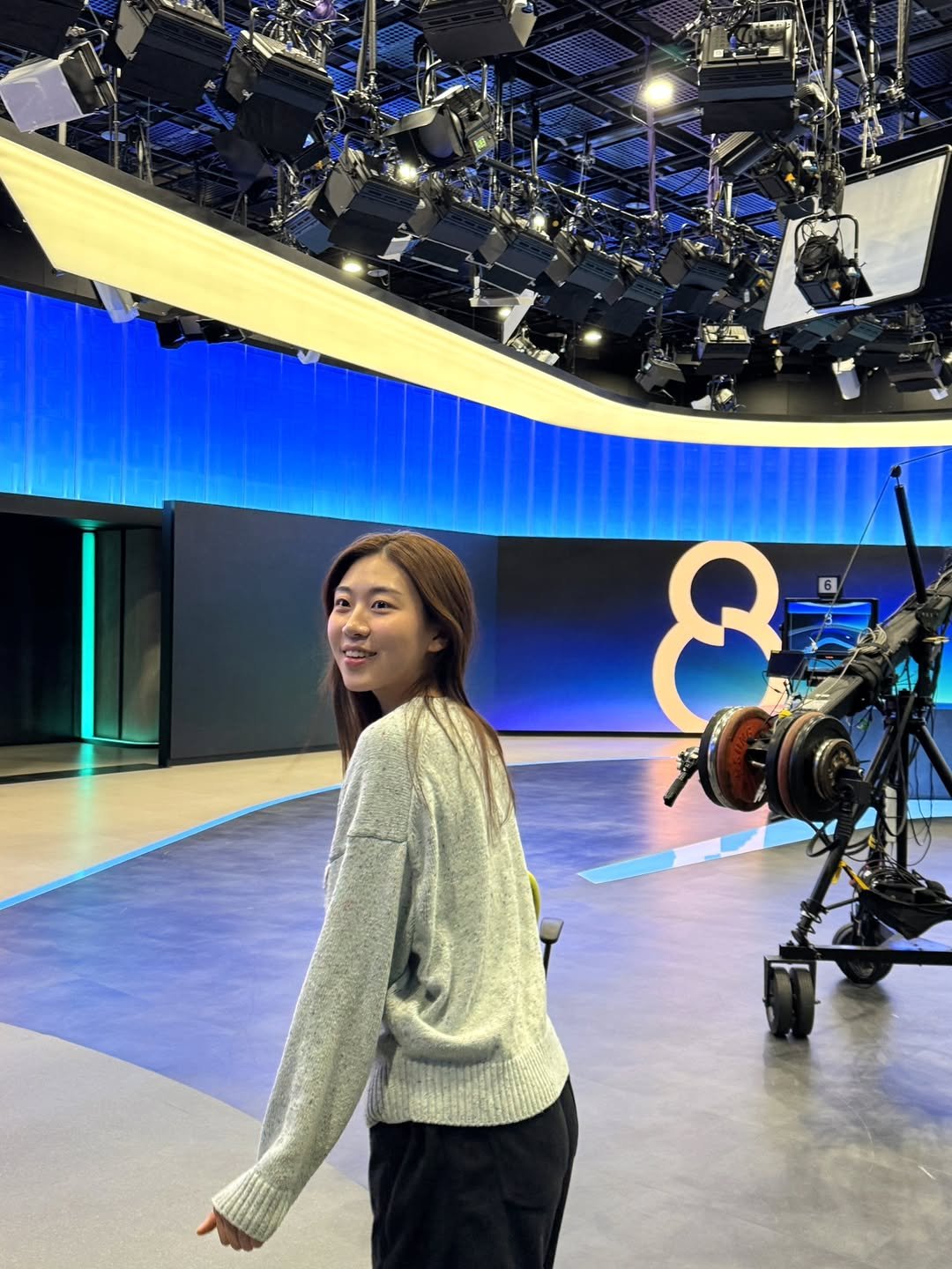 Photo by 취준생 아나운서 시모 on January 23, 2026. May be an image of television and newsroom.