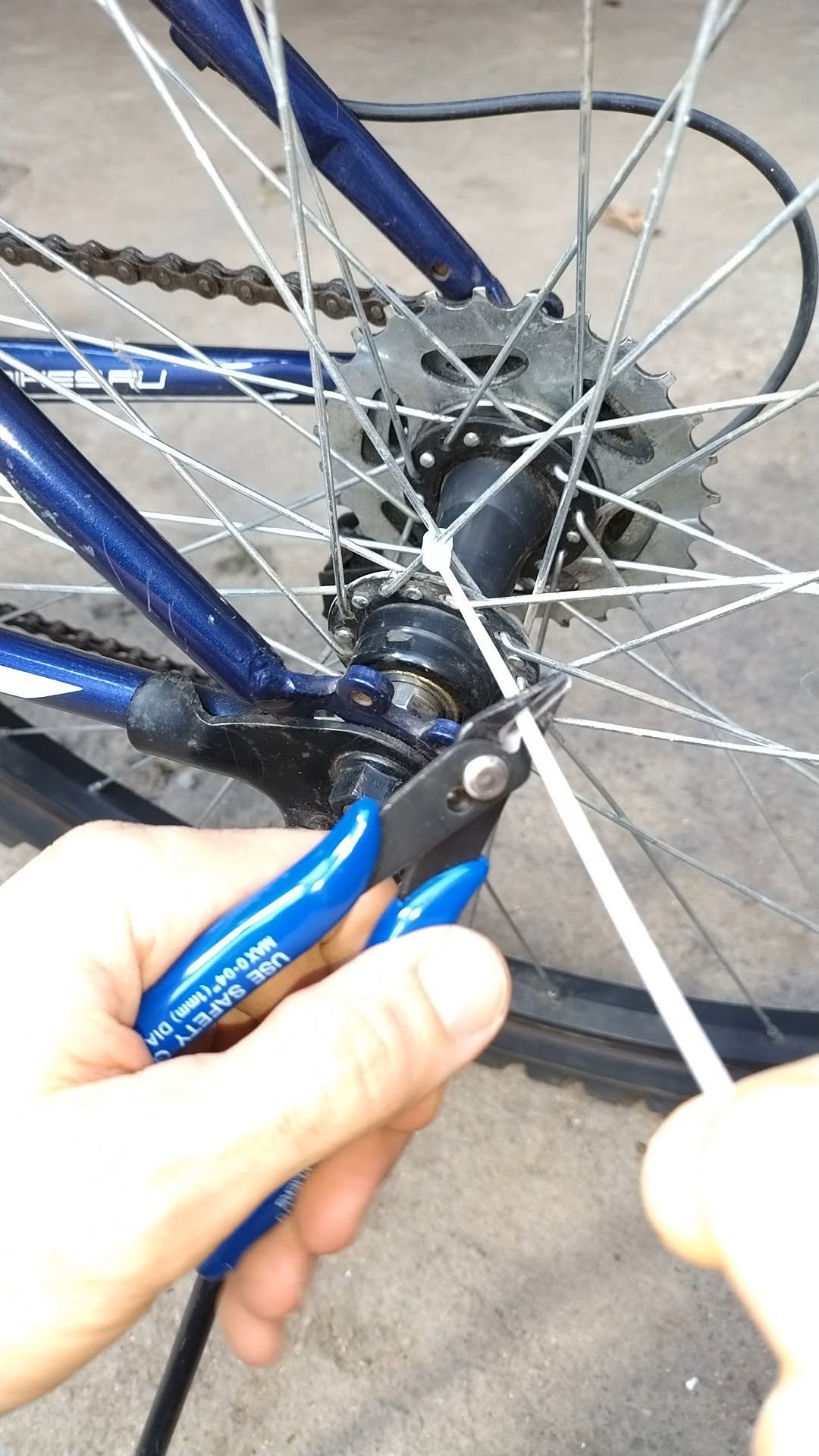 simple_creative22 게시물 이미지: Awesome Bike life Hack Using a Zip Tie #bike...
