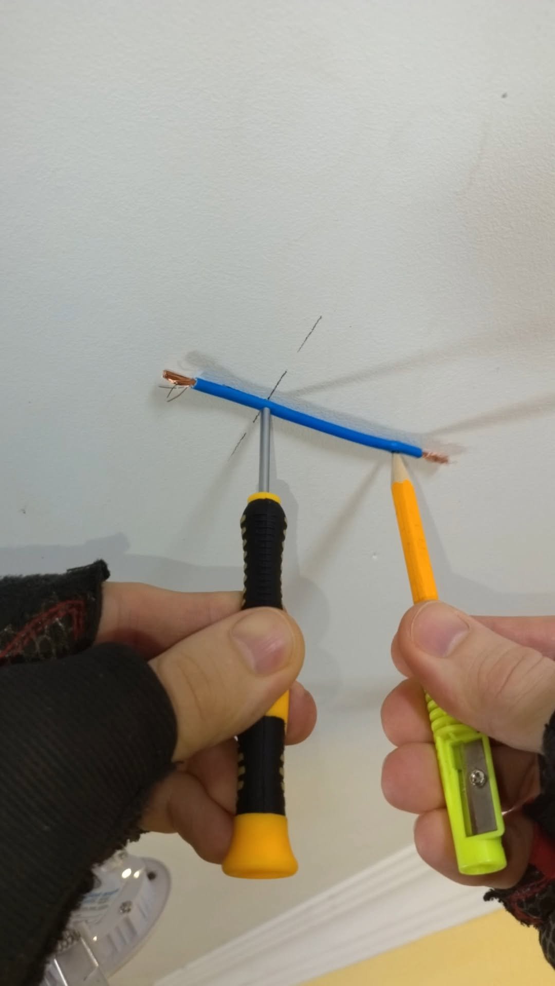 simple_creative22 게시물 이미지: Great Trick from a Veteran Electrician on...