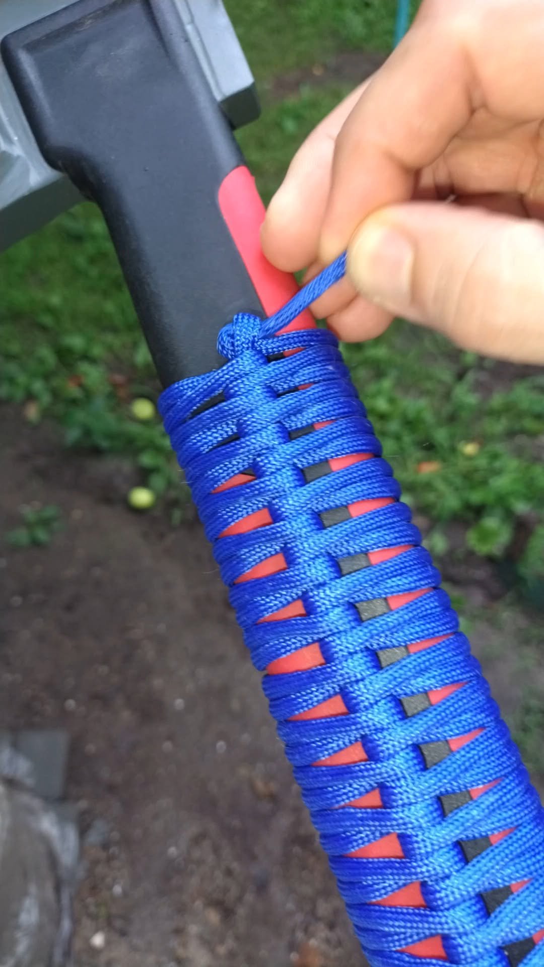 simple_creative22 게시물 이미지: A Great Axe and Rope Trick for Hiking and...