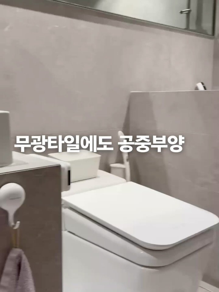 simplefty 게시물 이미지: 인테리어하고나니
혹여나 흔적 남을까
꼭꼬핀이나 접착테잎도 잘 안 붙이고...