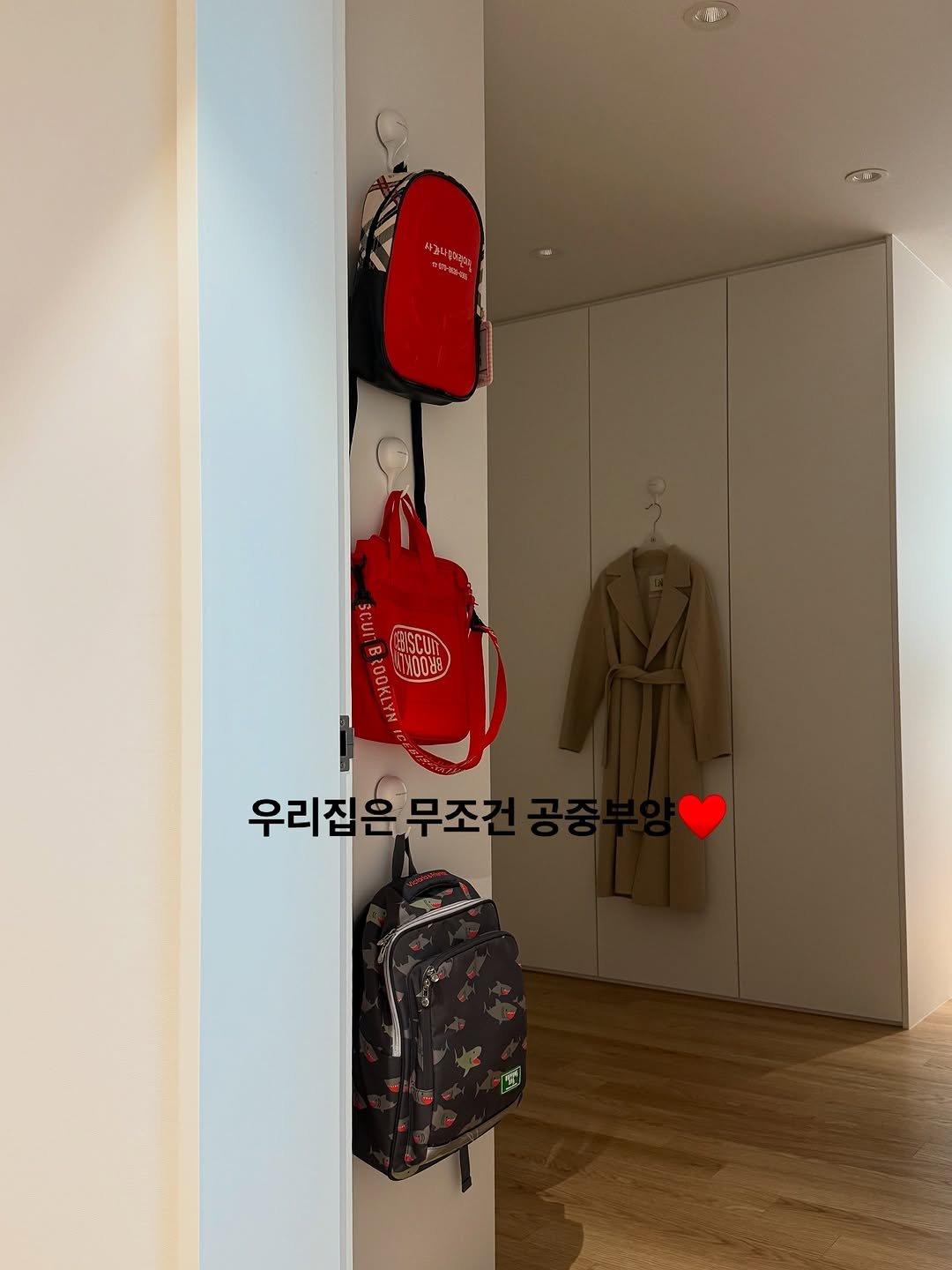 Photo by 심플팩토리 박세희 on August 09, 2025. May be an image of duffle coat, clothes hanger and text.