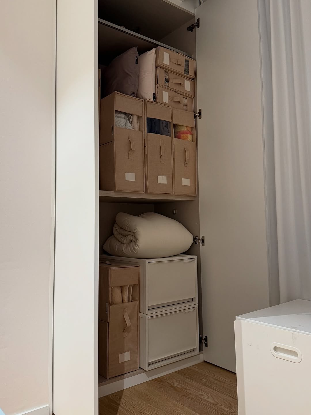 Photo by 심플팩토리 박세희 on August 10, 2025. May be an image of armoire, cabinet, rack, indoors and text.