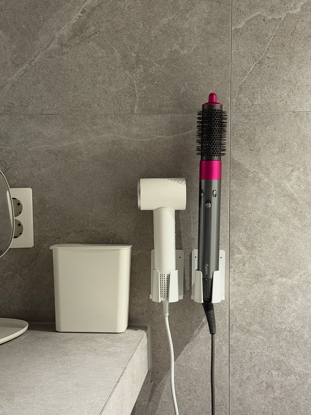 Photo by 심플팩토리 박세희 on April 26, 2026. May be an image of hair dryer, hair brush, brush, socket, toothbrush and text.