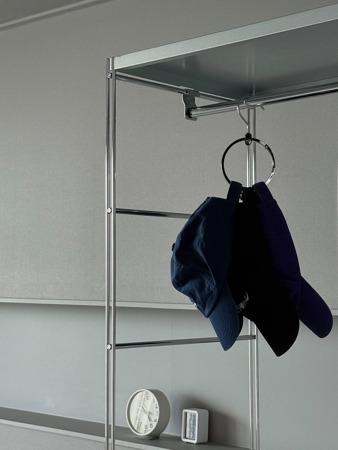 Photo by 심플팩토리 박세희 on December 30, 2025. May be an image of hat, towel rack, shelf, clothes hanger, rack, coat rack and text.