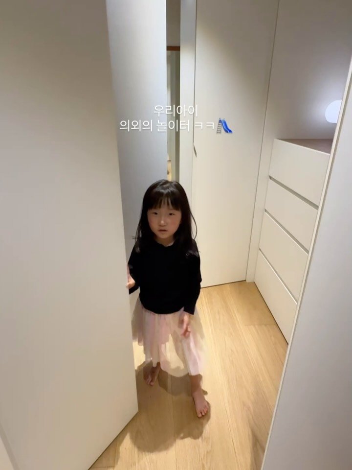 simply_recipe 게시물 이미지: 세탁실과 드레스룸이 연결 되어있다보니
엄마 빨래할 땐 드레스룸이 놀이터🛝 ...