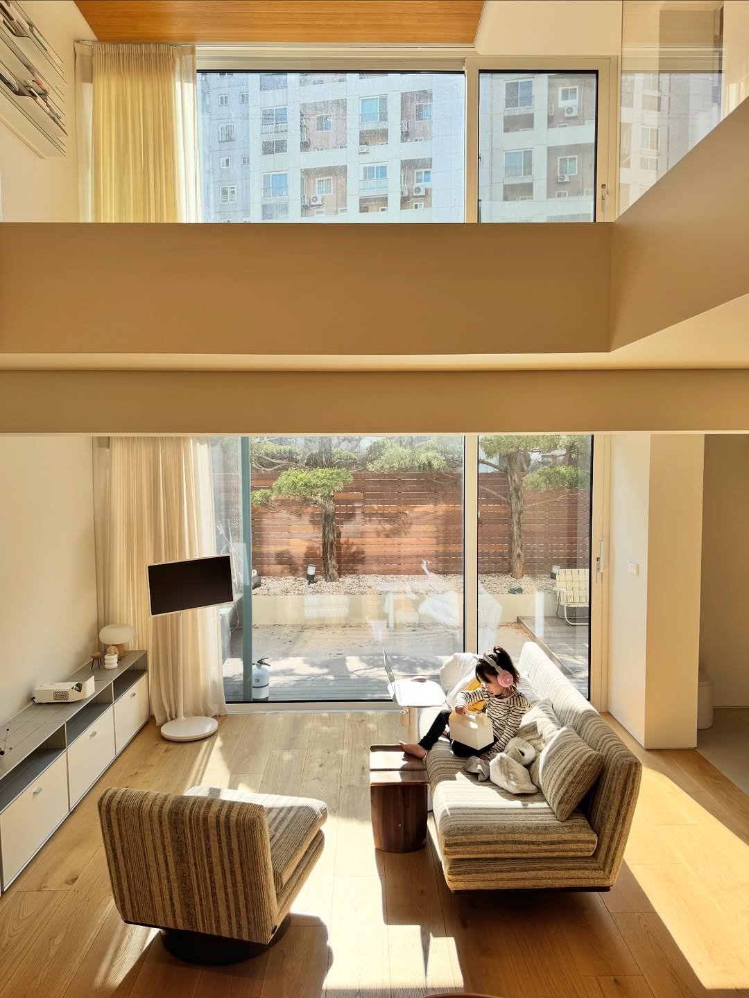 Photo shared by simplyrecipe / 심플리레시피 (정하윤) on February 07, 2026 tagging @flat_point, and @littlesisters_furniture. May be an image of sofa, chaise lounge, sliding door, living room, indoors, window and text.