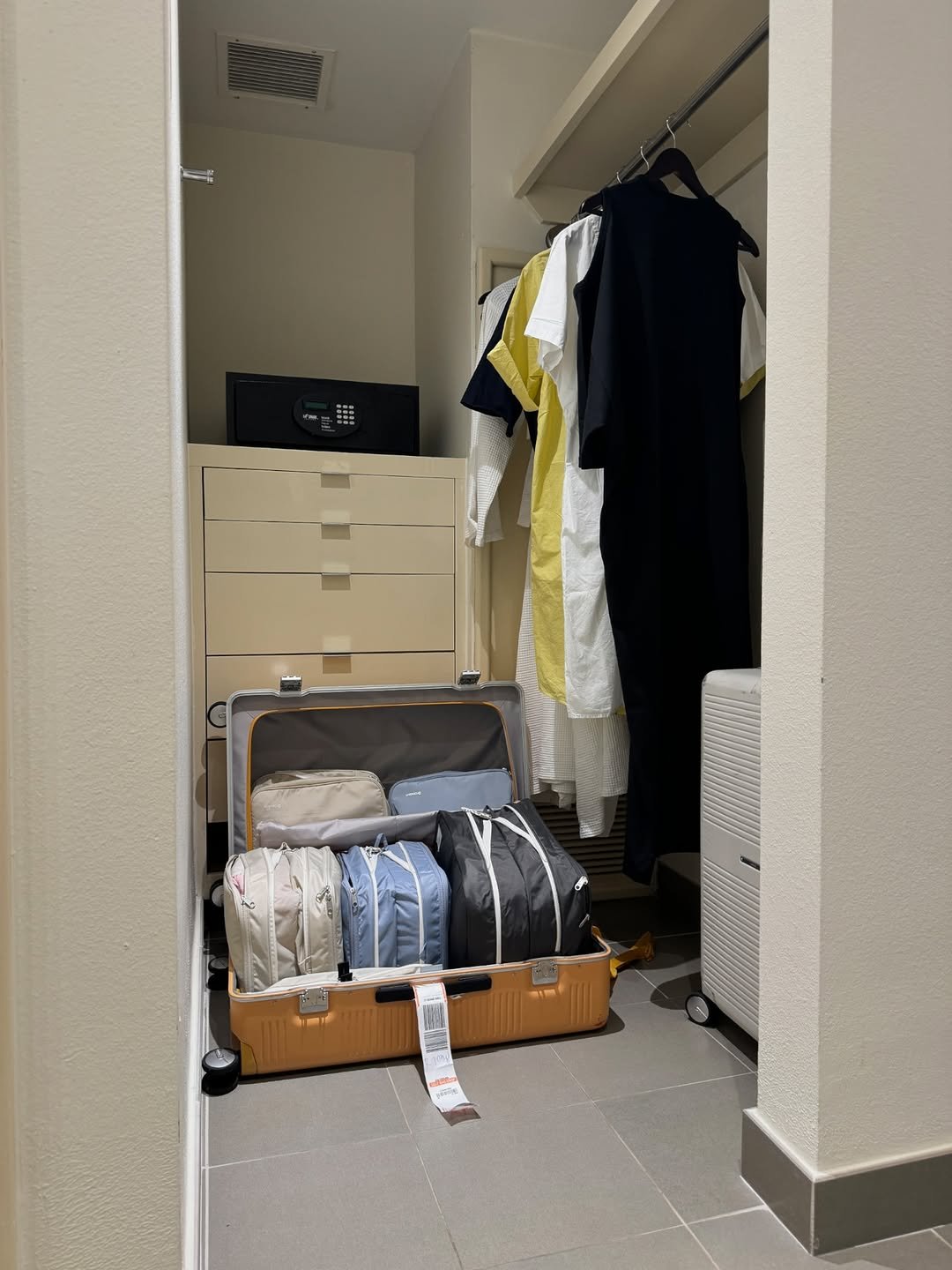 Photo by simplyrecipe / 심플리레시피 (정하윤) on December 21, 2025. May be an image of clothes hanger, cabinet, rack and text.