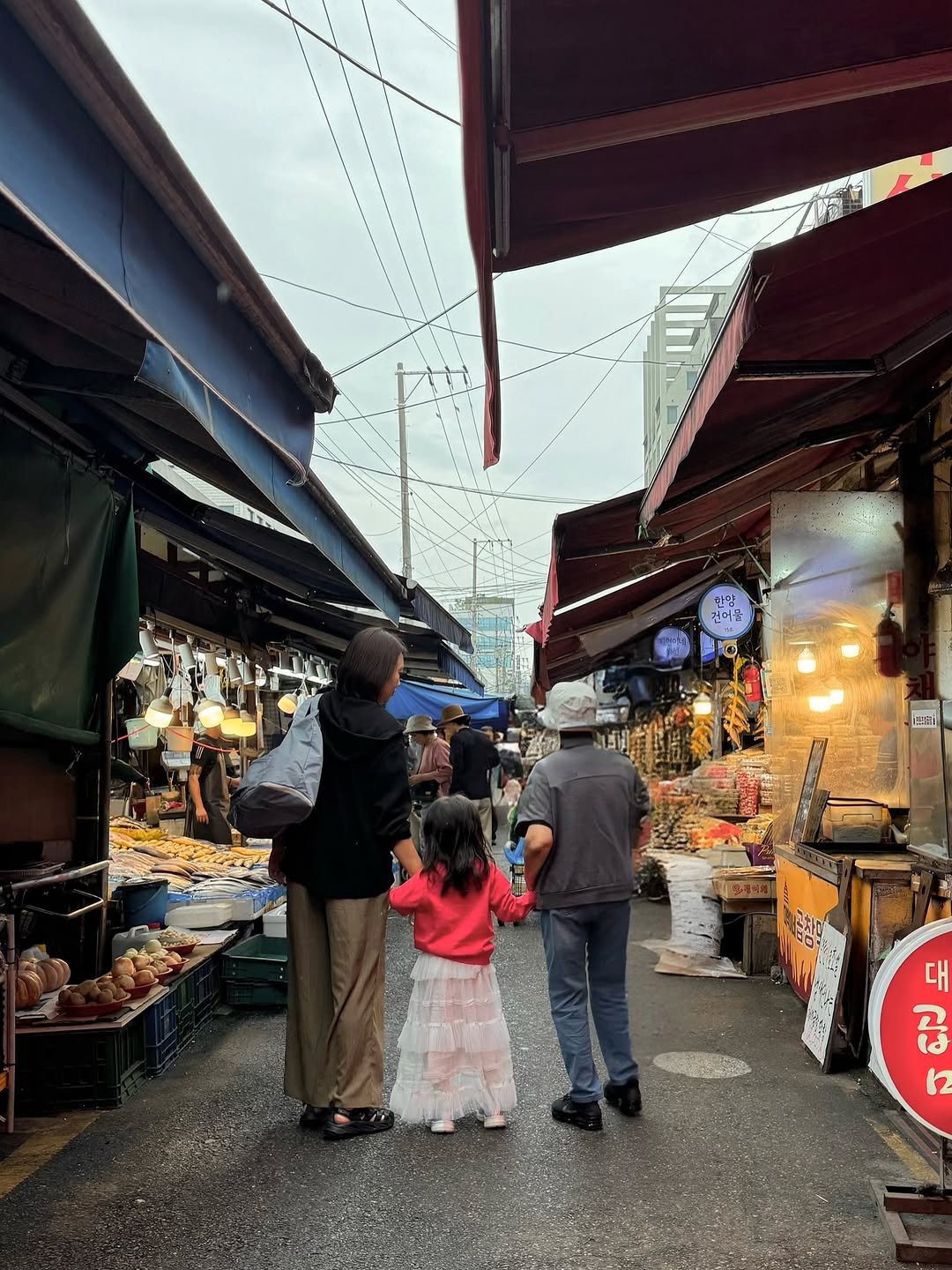Photo by simplyrecipe / 심플리레시피 (정하윤) on October 04, 2025. May be an image of 6 people, umbrella, street and text.
