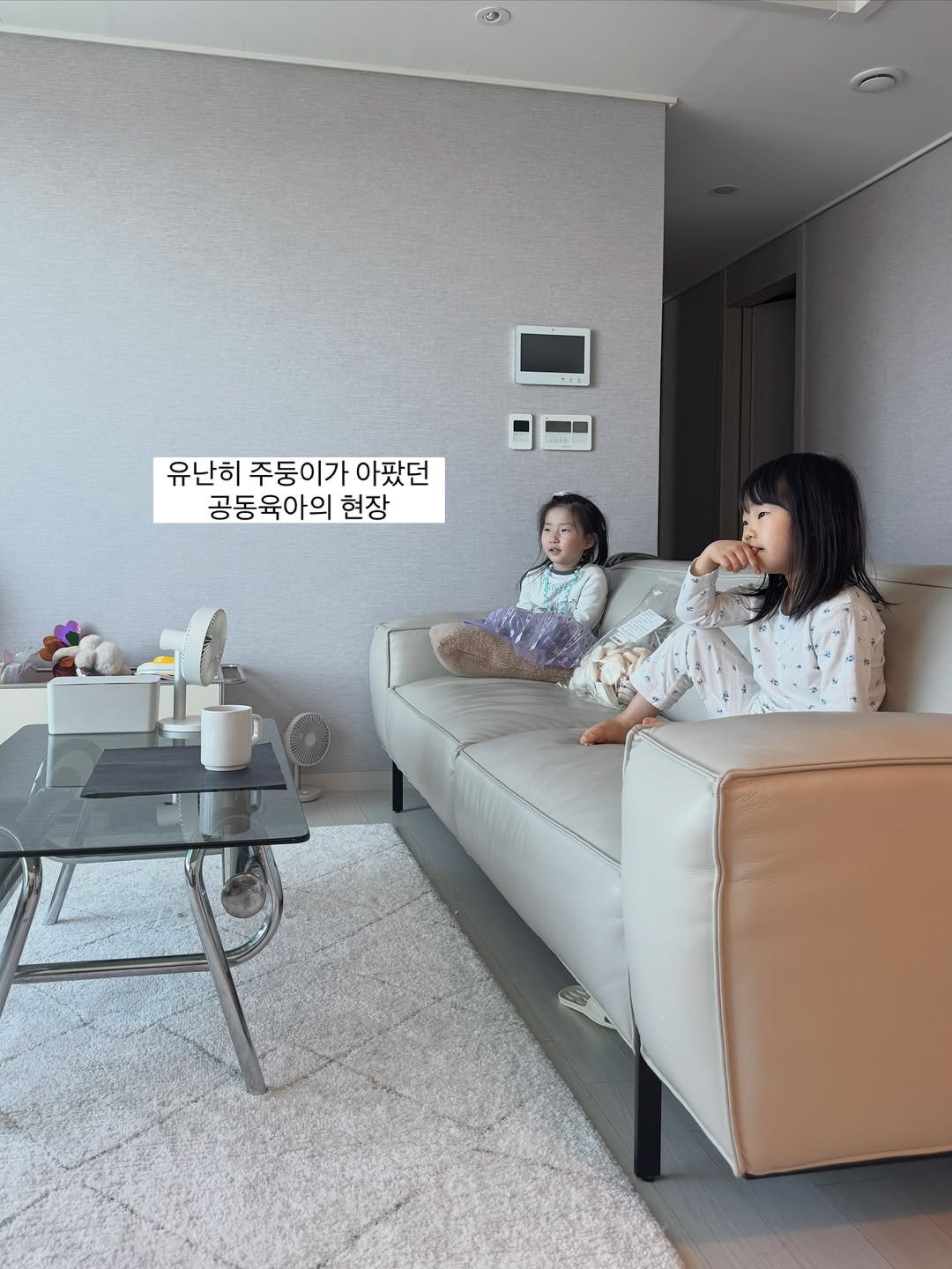 Photo by simplyrecipe / 심플리레시피 (정하윤) on February 08, 2026. May be an image of baby, sleepwear, sofa, diaper and text that says '유난히 주둥이가 아팠던 공동육아의 현장'.
