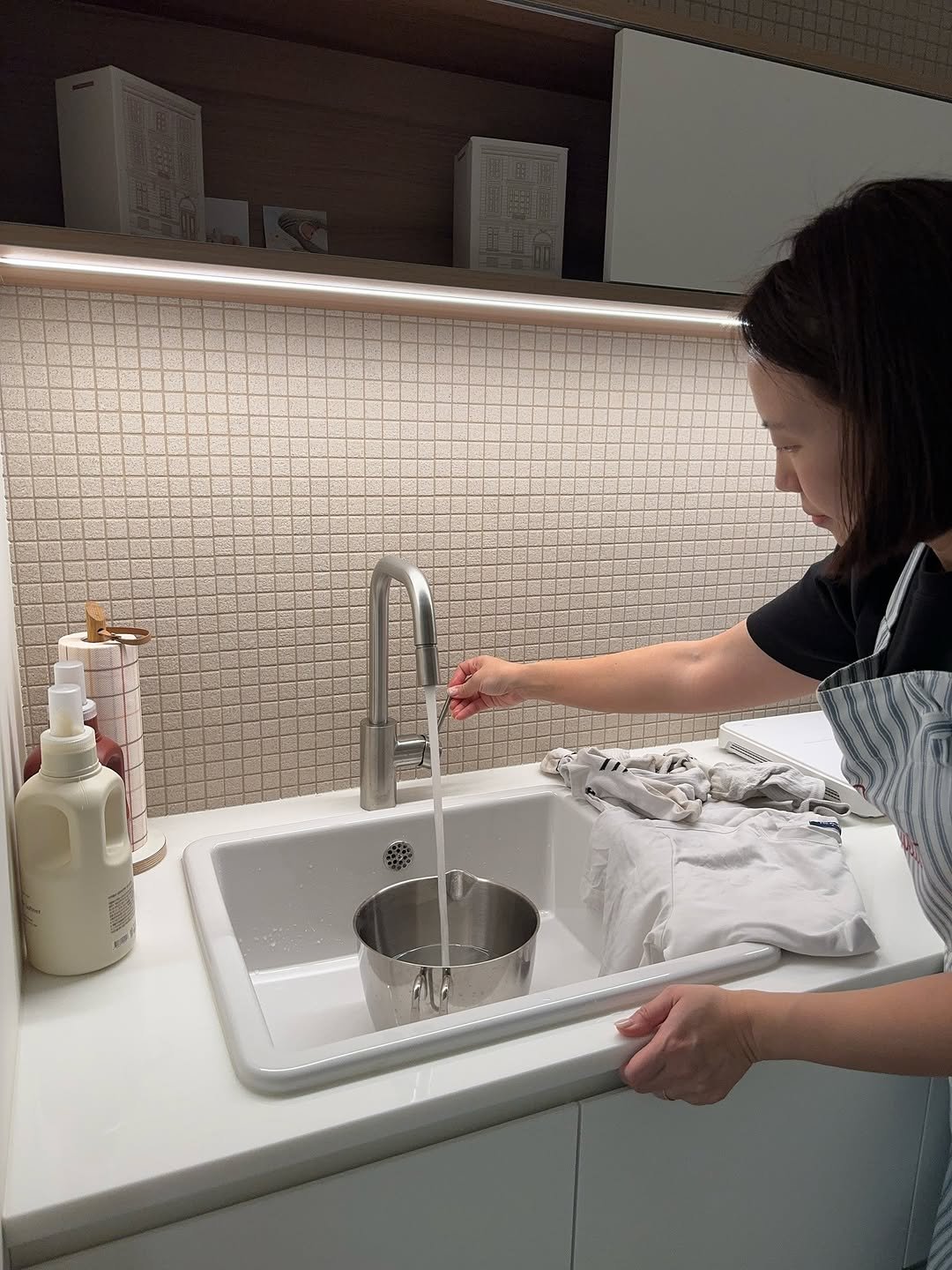 Photo by simplyrecipe / 심플리레시피 (정하윤) on November 15, 2025. May be an image of sink, wash basin, faucet, kitchen appliance, water filter, countertop, indoors, kitchen and text.