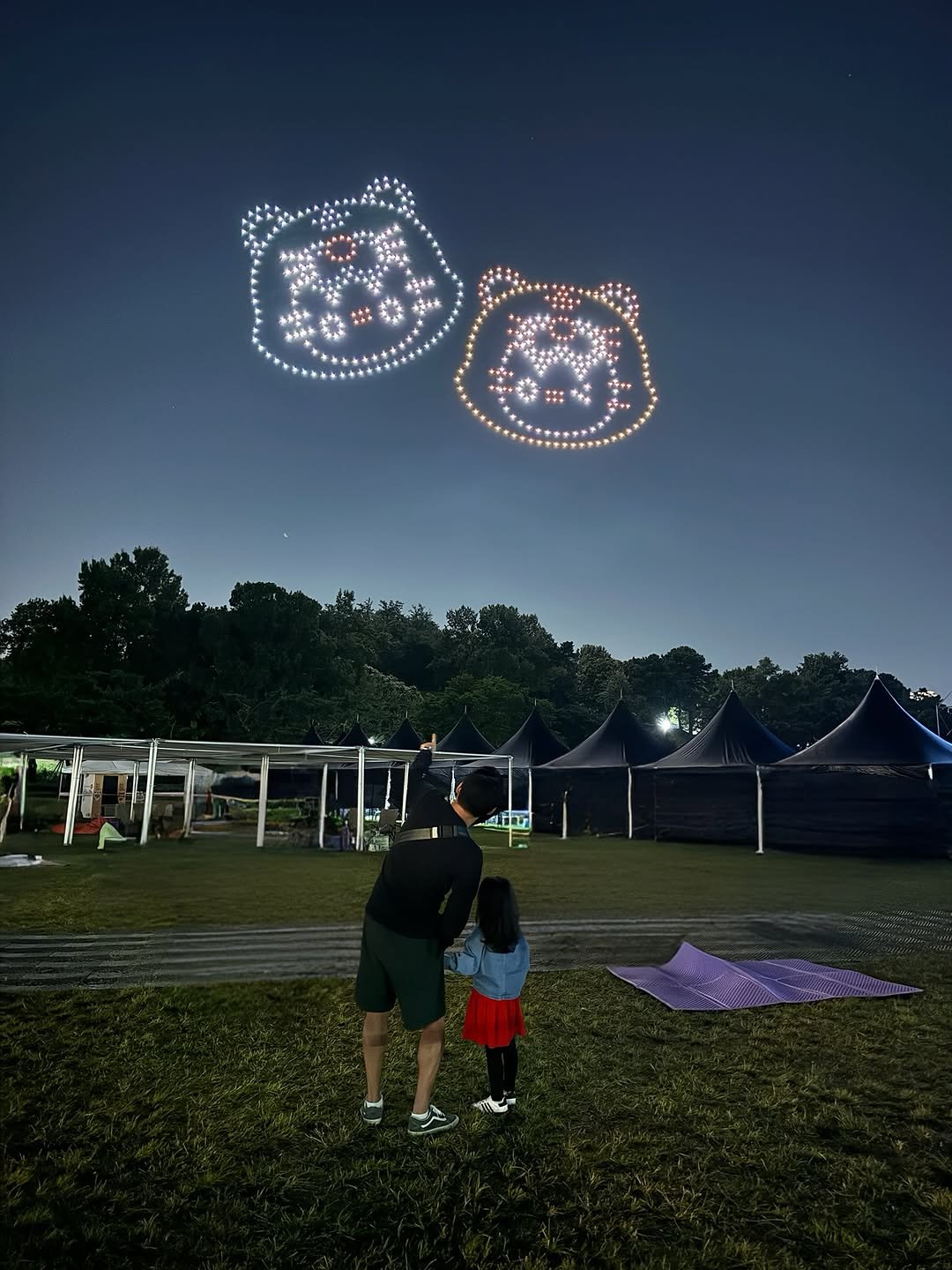 Photo by simplyrecipe / 심플리레시피 (정하윤) on September 27, 2025. May be an image of 1 person, kite, sparkler, fireworks, park and text.