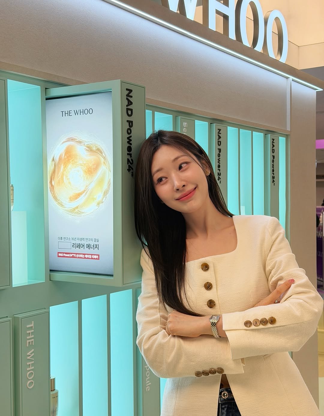 Photo shared by 심톨 𝐒𝐈𝐌𝐓𝐎𝐇𝐋 on March 27, 2026 tagging @thewhoo_official. May be an image of one or more people, hair, cash machine, vending machine and text.