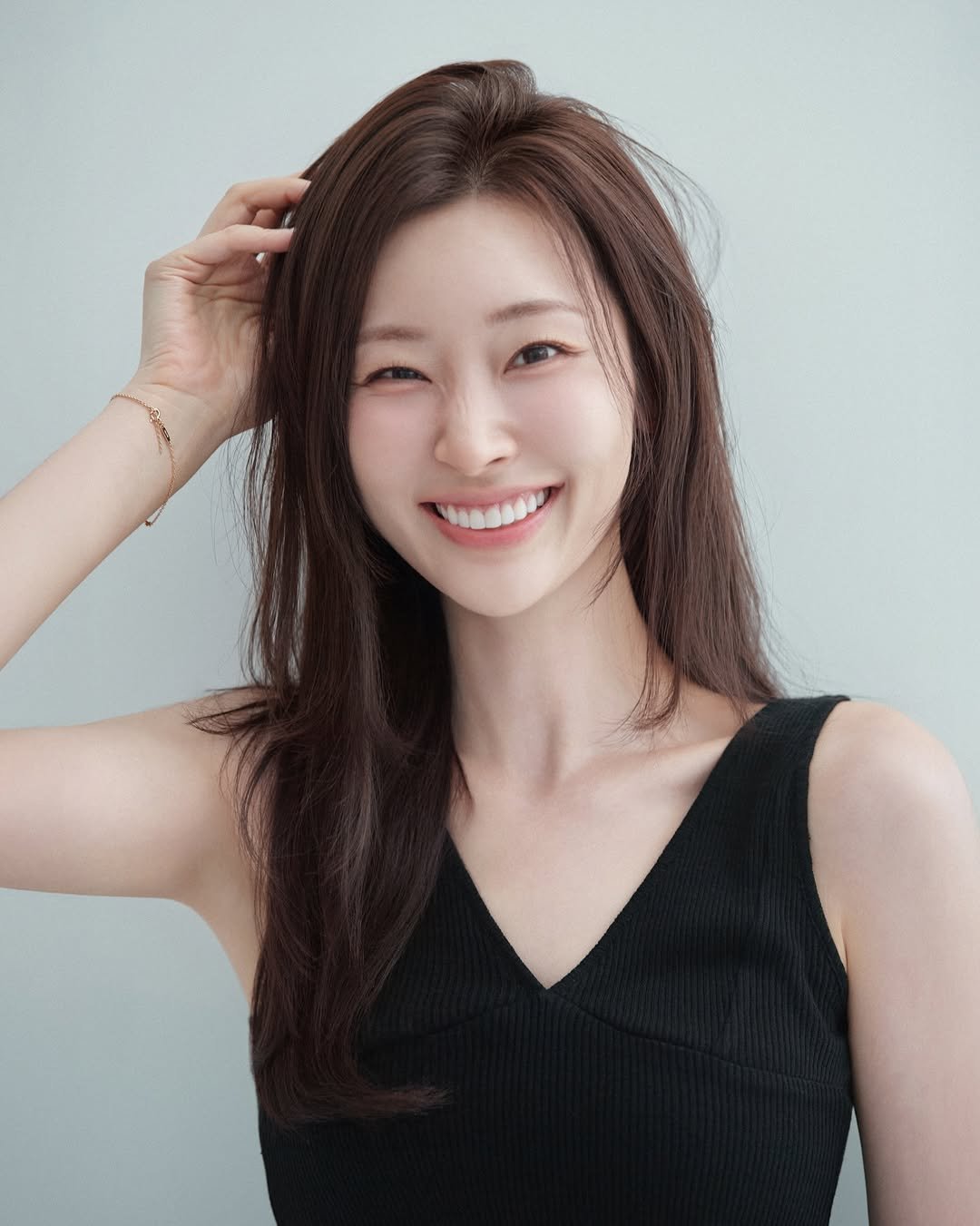 Photo by 심톨 𝐒𝐈𝐌𝐓𝐎𝐇𝐋 on January 13, 2026. May be an image of one or more people, braids, makeup and text.