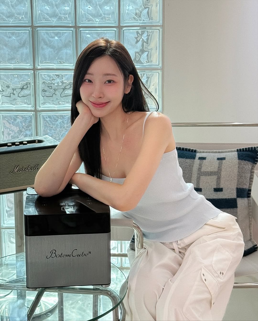 Photo by 심톨 𝐒𝐈𝐌𝐓𝐎𝐇𝐋 on September 21, 2025. May be an image of 1 person, hair, top and text.