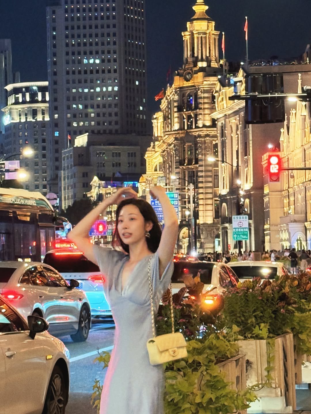 Photo by 심톨 𝐒𝐈𝐌𝐓𝐎𝐇𝐋 on September 18, 2025. May be an image of 1 person, night and text.