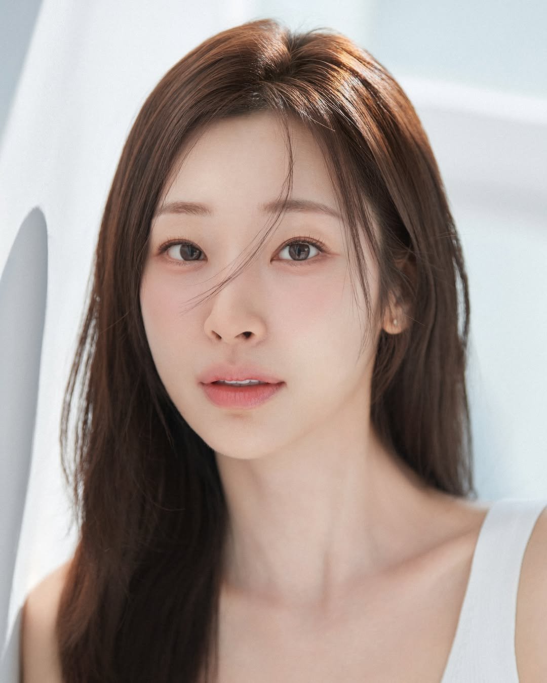 Photo by 심톨 𝐒𝐈𝐌𝐓𝐎𝐇𝐋 on December 31, 2025. May be a closeup of one or more people, makeup, hair and text.