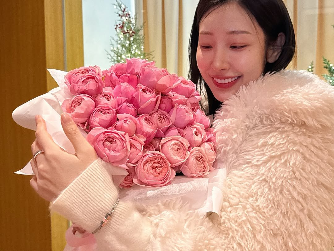 Photo shared by 심톨 𝐒𝐈𝐌𝐓𝐎𝐇𝐋 on December 24, 2025 tagging @unicef_kr. May be an image of flower arrangement, prairie gentian, baby's-breath, peony, carnation, rose and text.