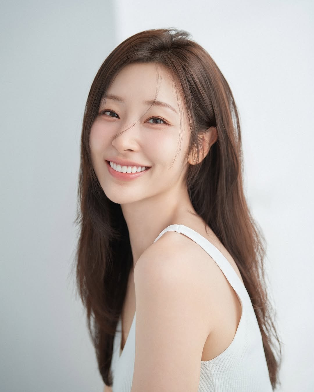 Photo shared by 심톨 𝐒𝐈𝐌𝐓𝐎𝐇𝐋 on December 31, 2025 tagging @iiikyeong. May be a closeup of one or more people, hair and text.