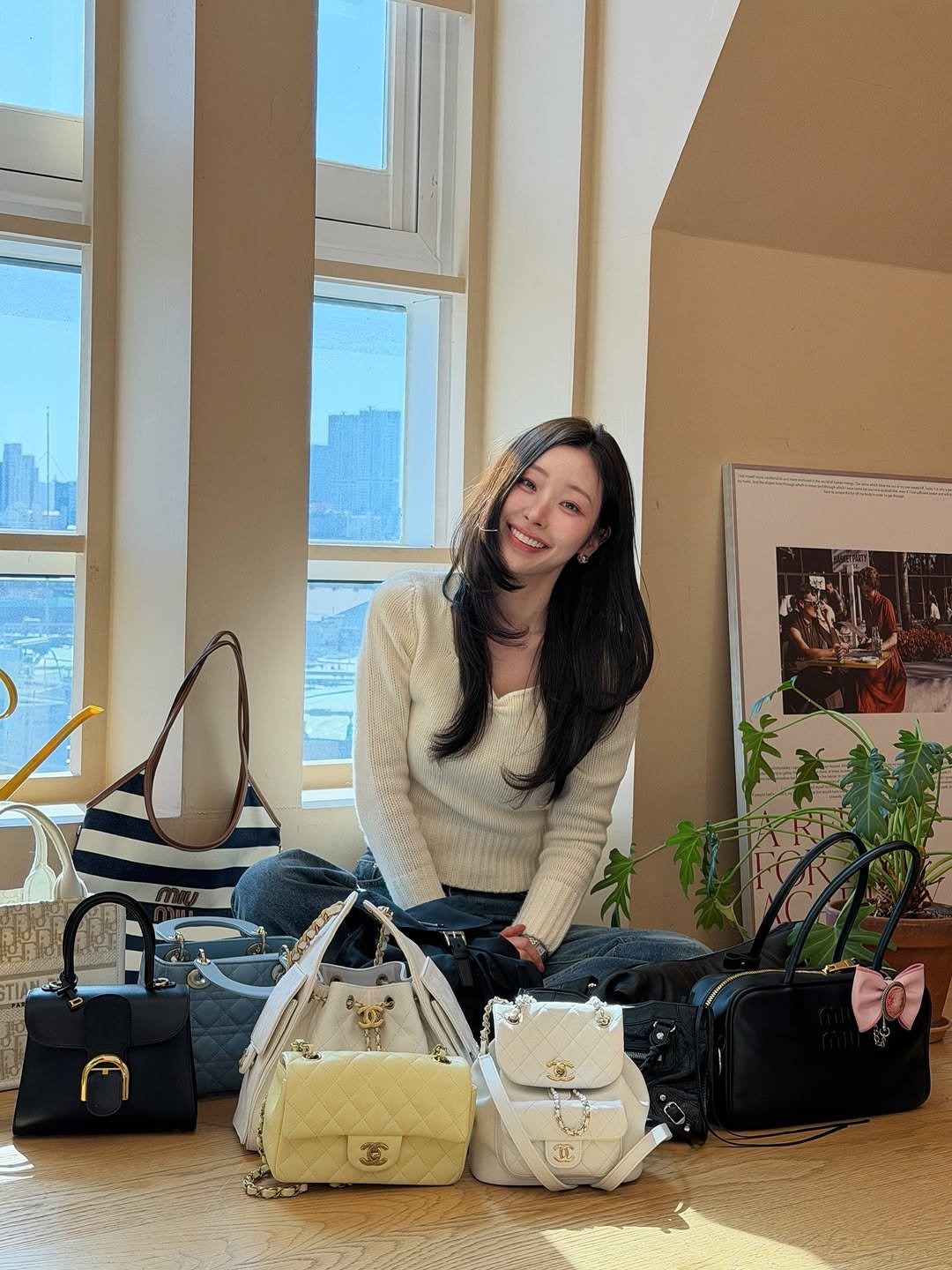 Photo by 심톨 𝐒𝐈𝐌𝐓𝐎𝐇𝐋 on March 14, 2026. May be an image of purse and text.
