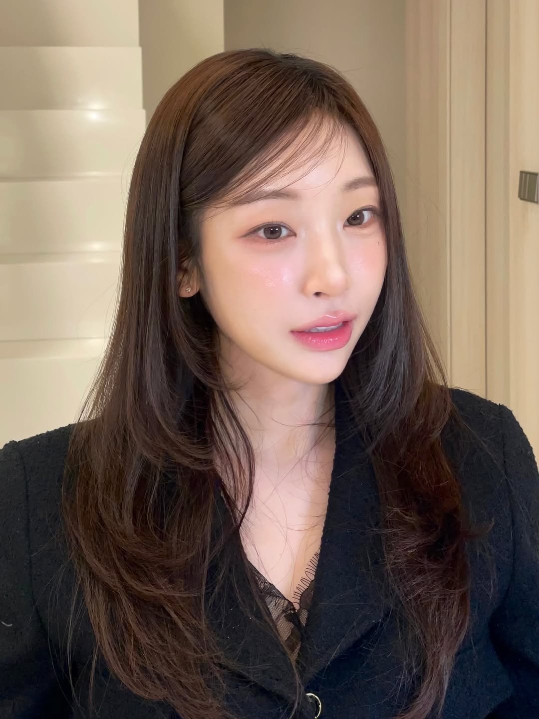 Photo by 심톨 𝐒𝐈𝐌𝐓𝐎𝐇𝐋 on January 11, 2026. May be an image of one or more people, braids, makeup and text.