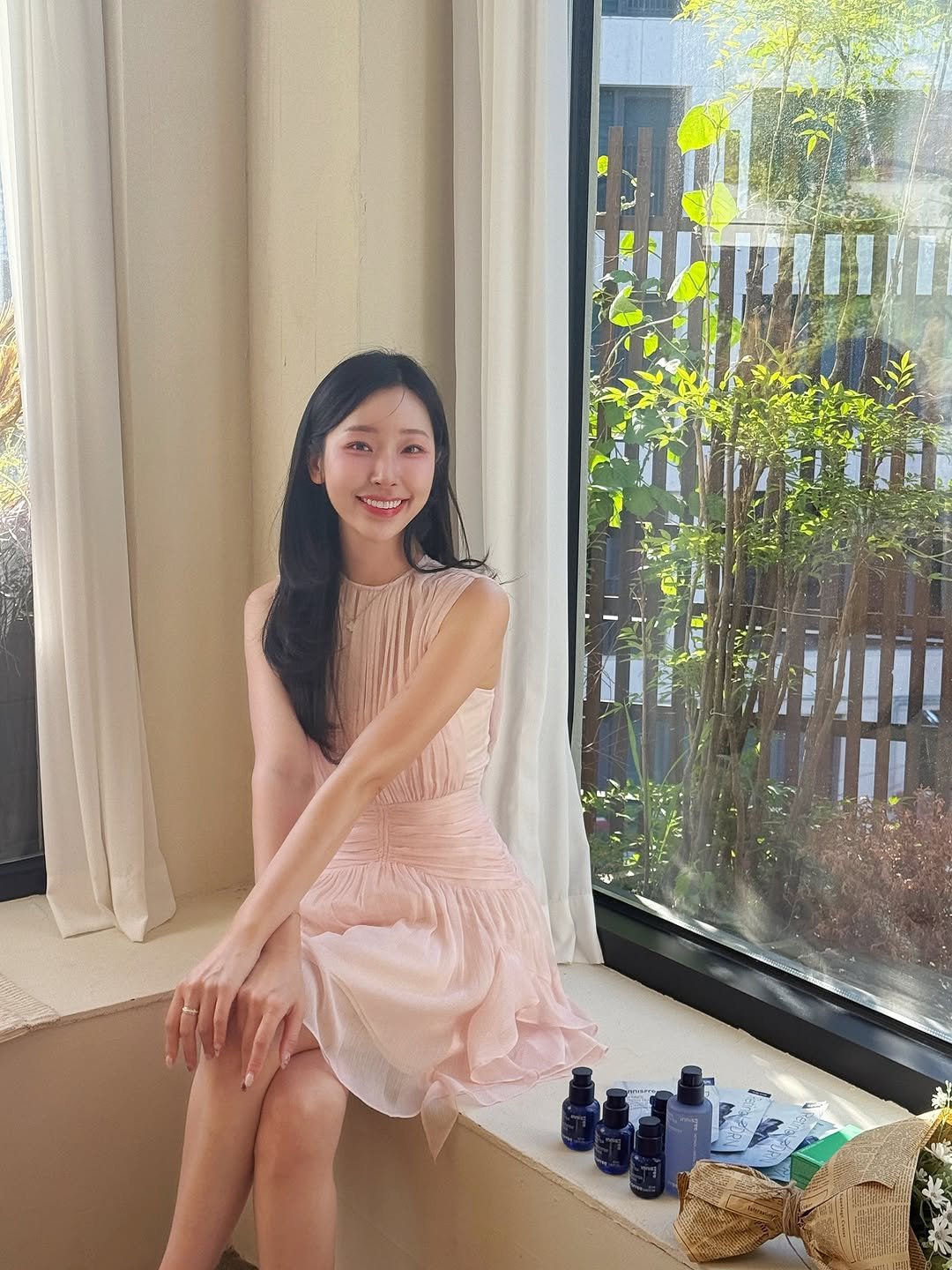 Photo by 심톨 𝐒𝐈𝐌𝐓𝐎𝐇𝐋 on September 08, 2025. May be an image of 1 person, dress, sundress and text.