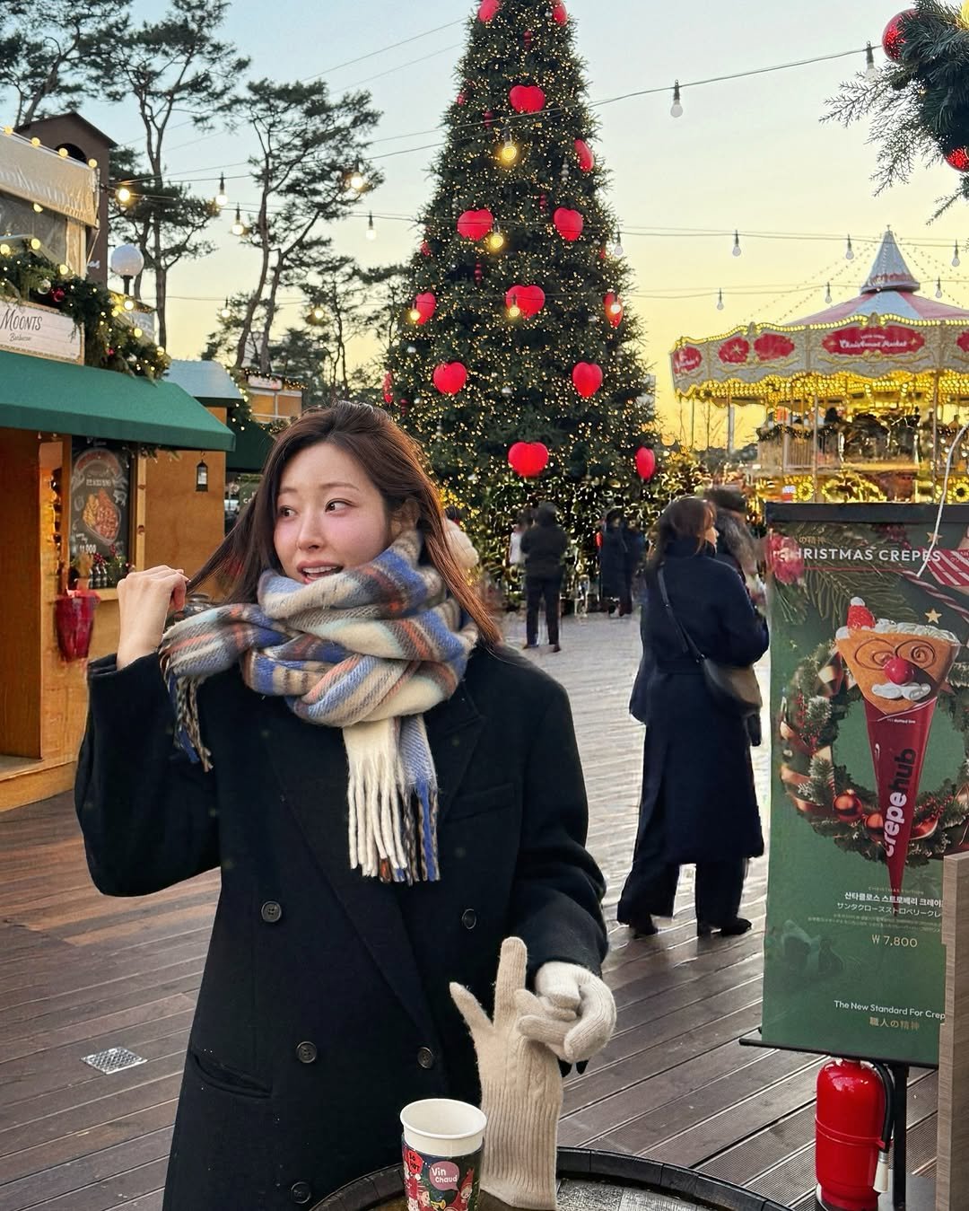 Photo by 심톨 𝐒𝐈𝐌𝐓𝐎𝐇𝐋 on December 03, 2025. May be an image of christmas tree, duffle coat, scarf and text.