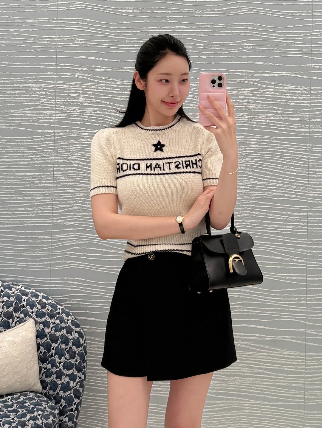 Photo by 심톨 𝐒𝐈𝐌𝐓𝐎𝐇𝐋 on August 27, 2025. May be an image of 1 person, purse, skirt, top, miniskirt and text.