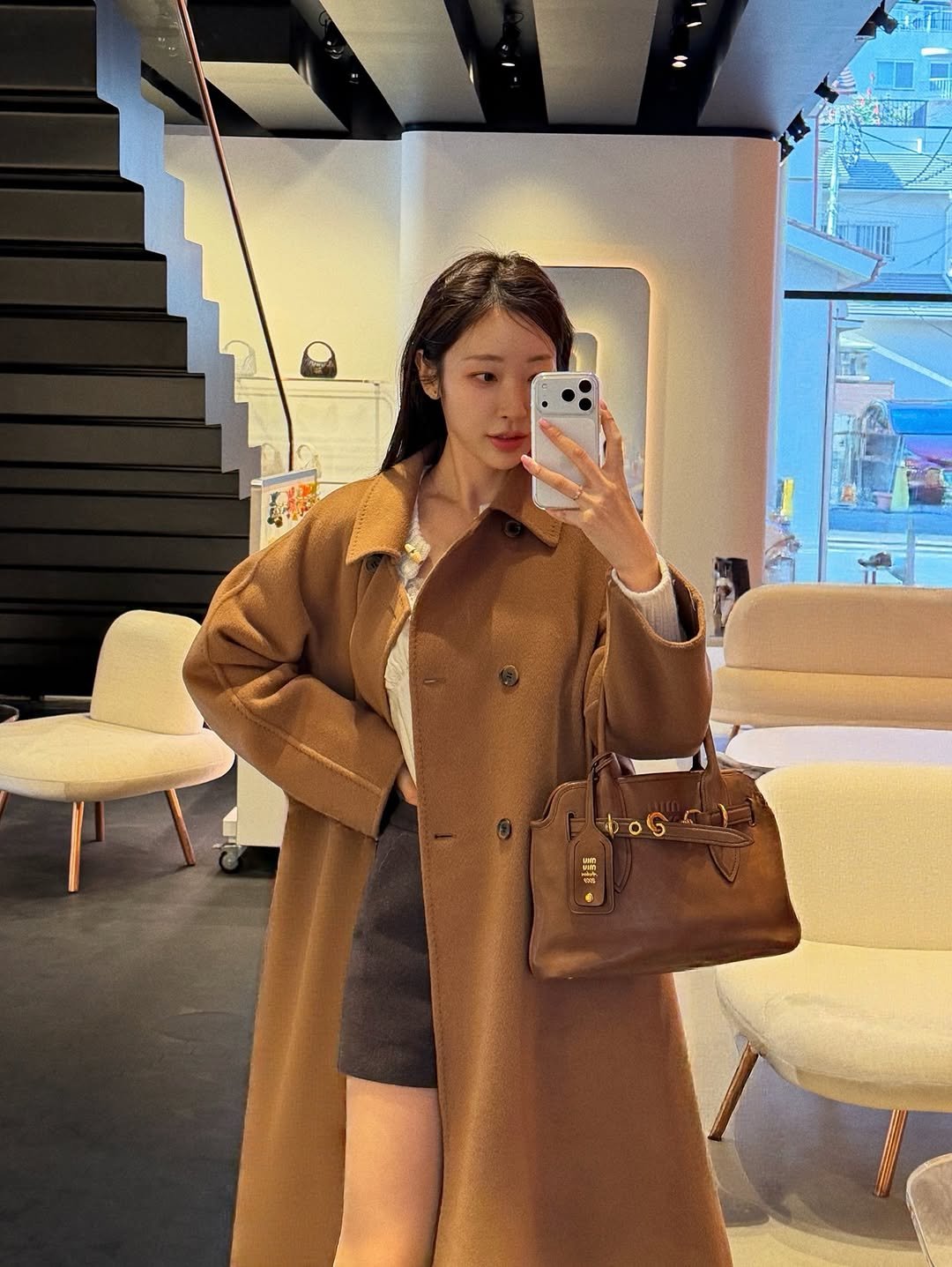 Photo by 심톨 𝐒𝐈𝐌𝐓𝐎𝐇𝐋 on February 04, 2026. May be an image of duffle coat, overcoat, sable coat, purse, boots, parka and text.