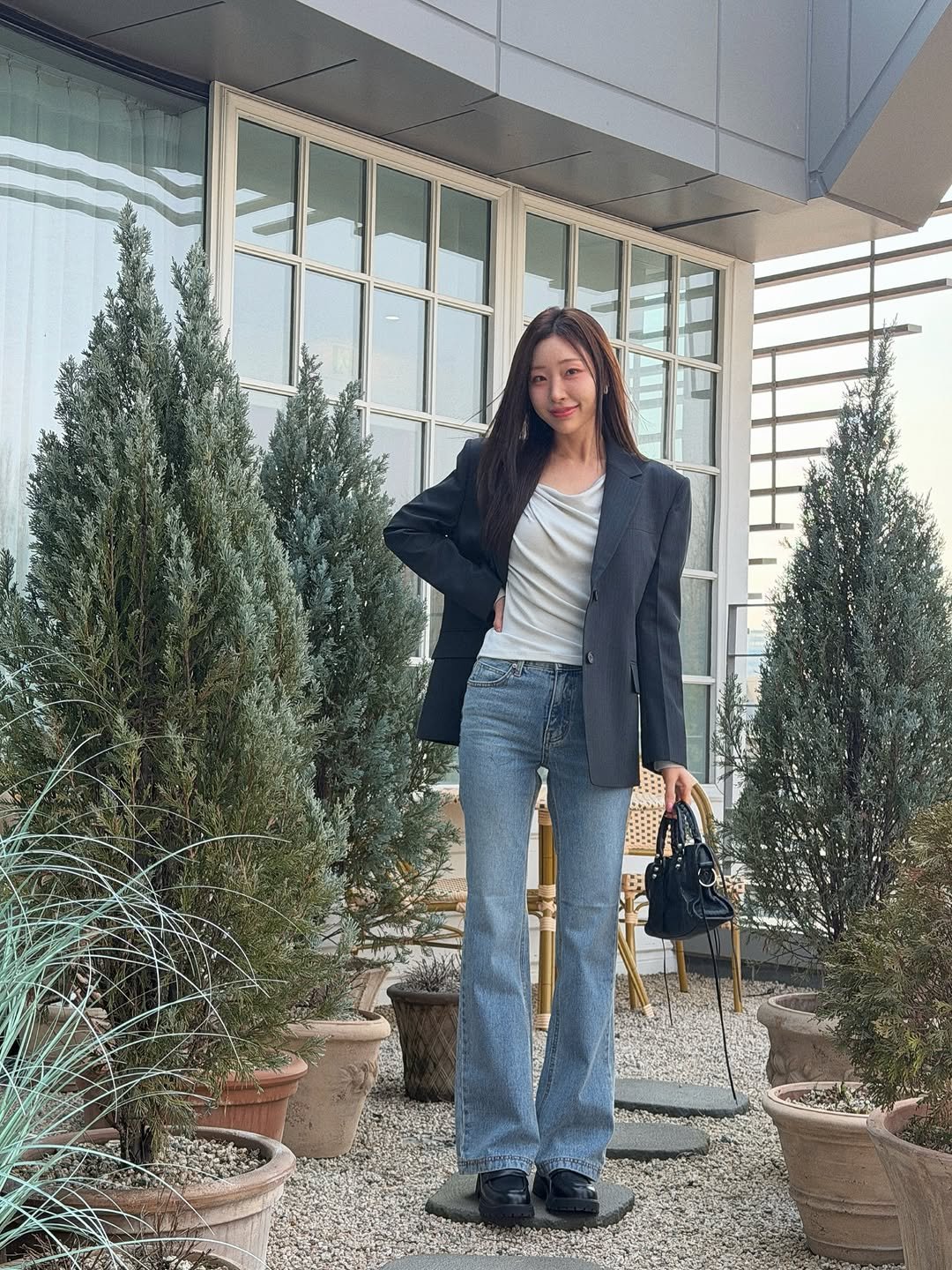 Photo by 심톨 𝐒𝐈𝐌𝐓𝐎𝐇𝐋 on March 22, 2026. May be an image of overcoat, blazer, suit, top, cornflower and text.