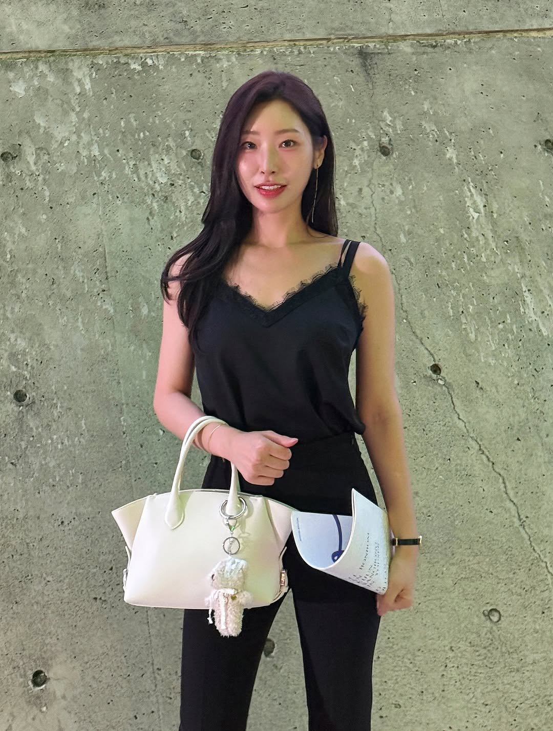 Photo by 심톨 𝐒𝐈𝐌𝐓𝐎𝐇𝐋 on September 17, 2025. May be an image of 1 person, purse, clutch and text.