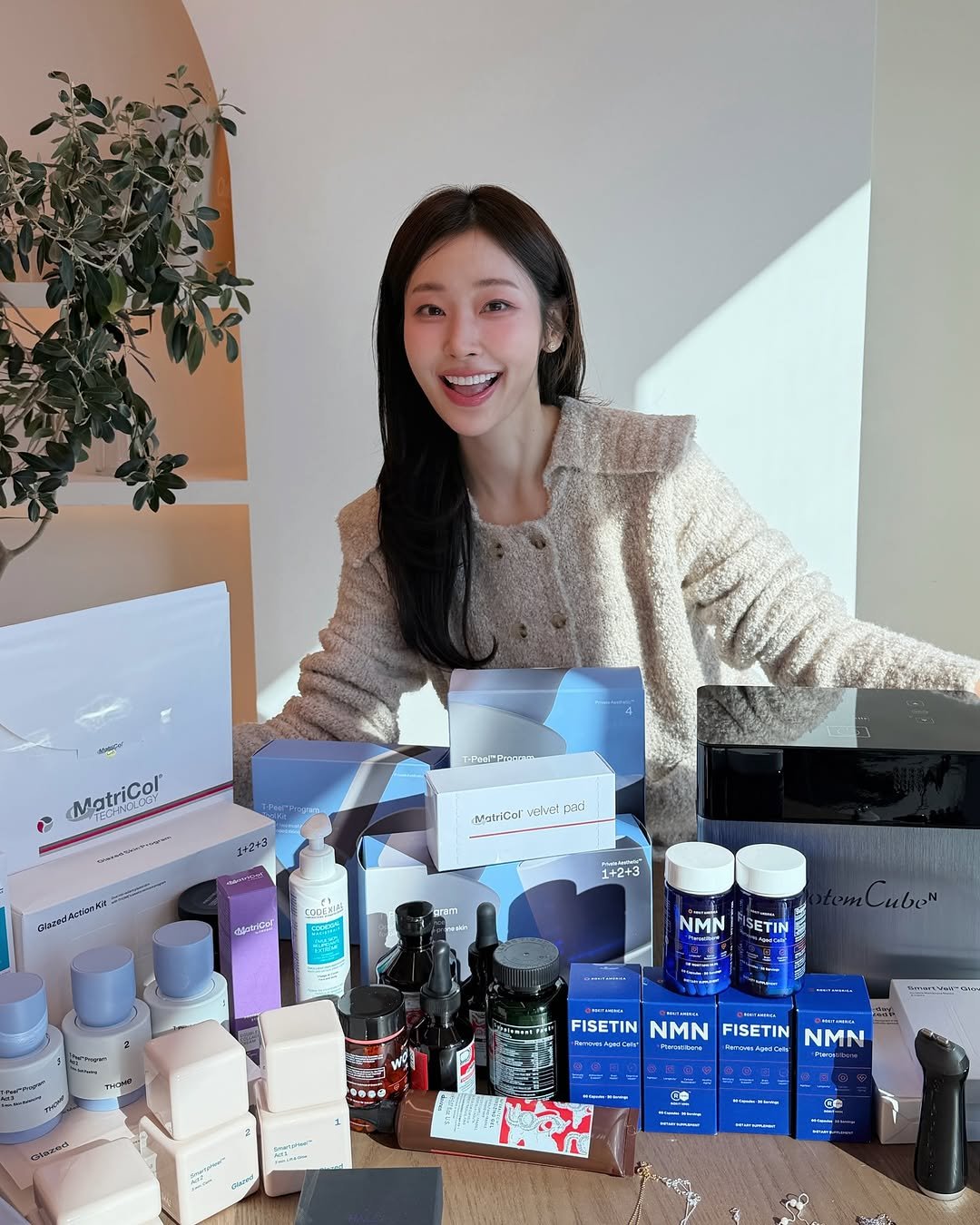 Photo by 심톨 𝐒𝐈𝐌𝐓𝐎𝐇𝐋 on January 28, 2026. May be an image of hair product, lotion, cornflower and text.