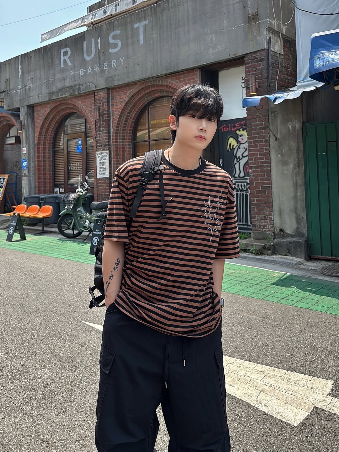 Photo by 신의현/에드앤마이너스 on June 22, 2025. May be an image of 1 person and text that says 'R RUST BAKERY 209'.