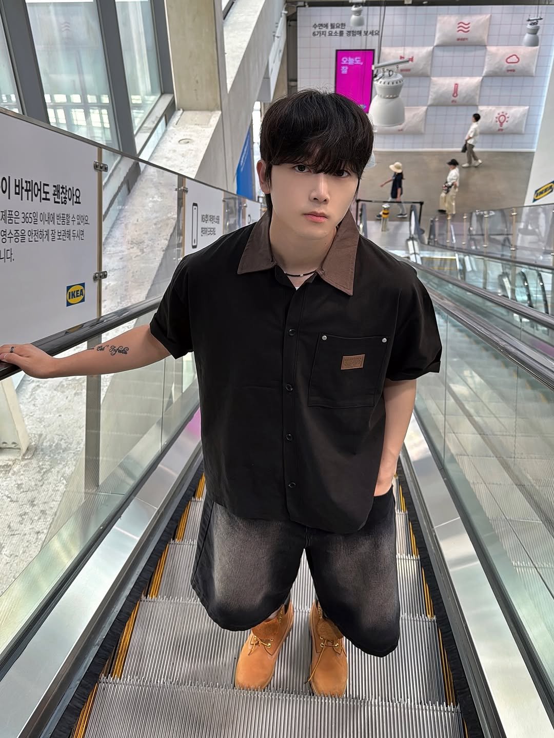 Photo by 신의현/에드앤마이너스 on June 26, 2025. May be an image of 3 people and text.
