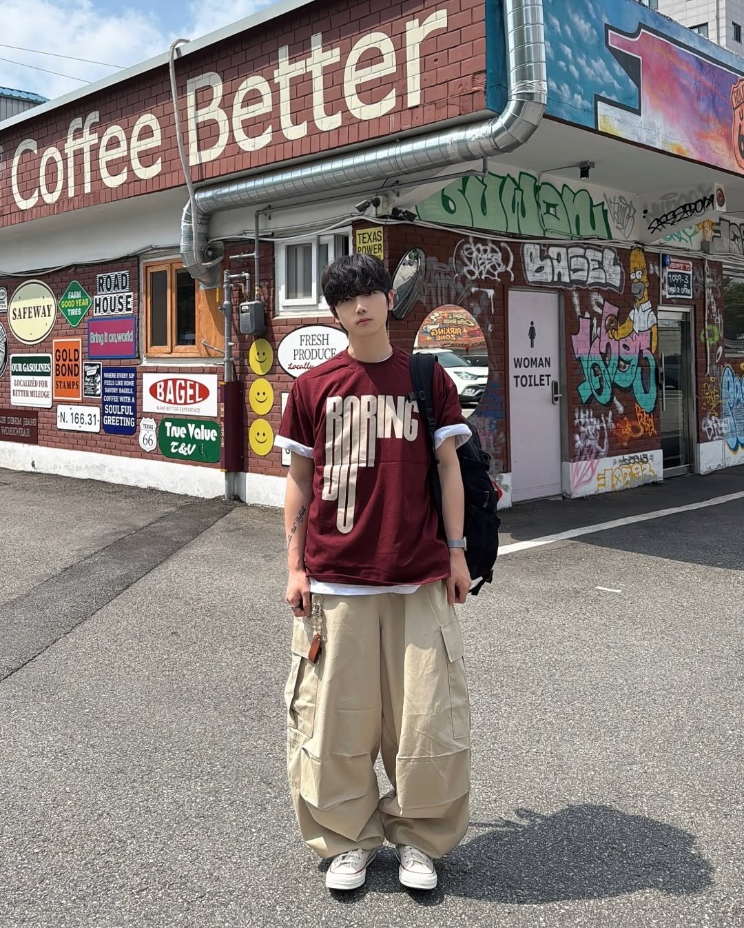 Photo by 신의현/에드앤마이너스 on July 06, 2025. May be an image of 1 person, street and text.
