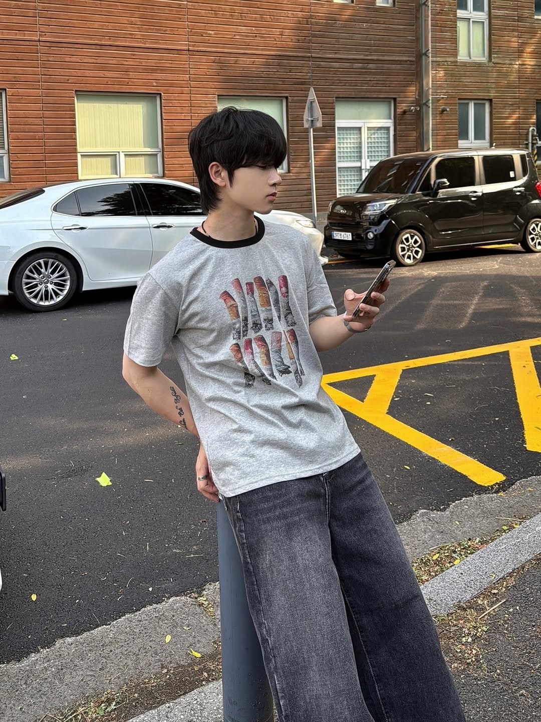 Photo by 신의현/에드앤마이너스 on June 21, 2025. May be an image of 1 person, street and text.