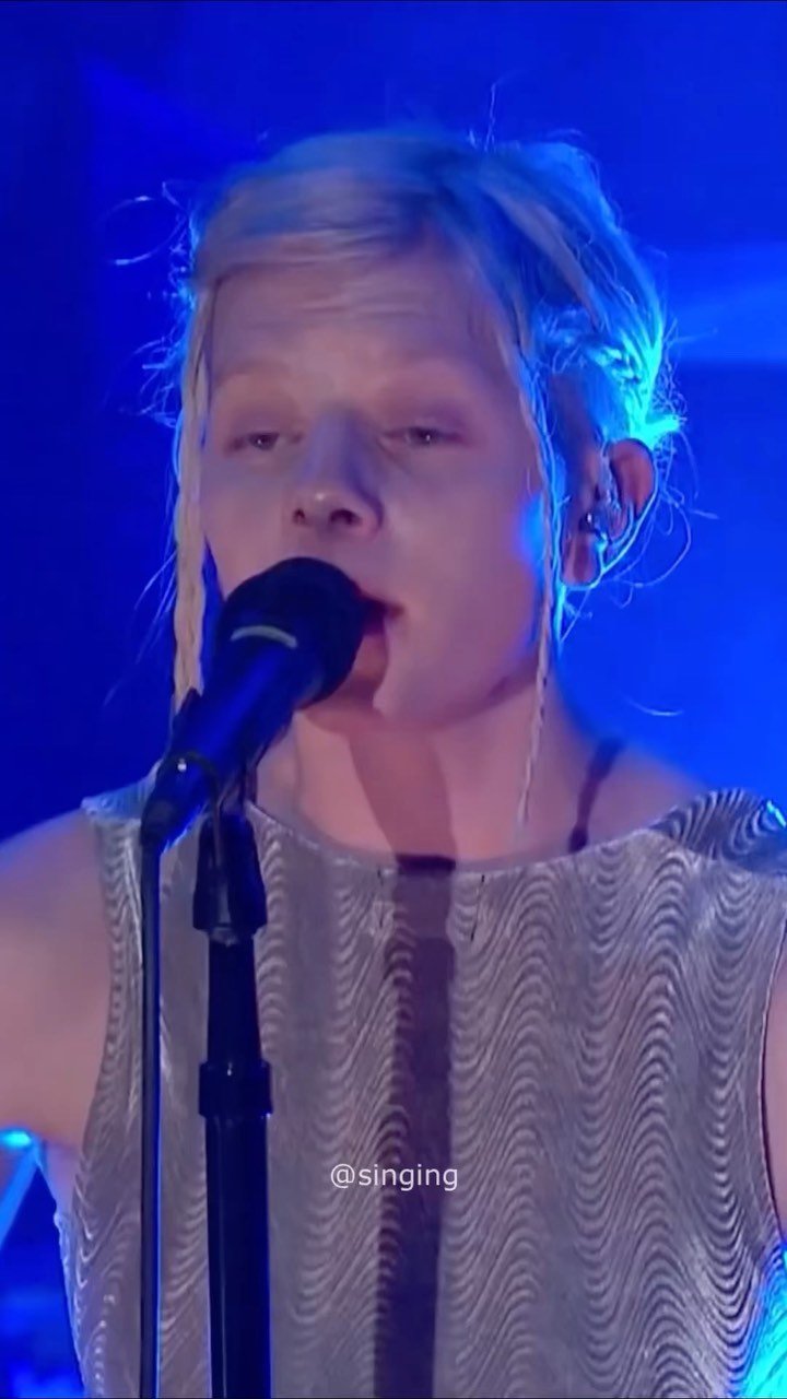 singing 게시물 이미지: Runaway @auroramusic #aurora #singer #singing