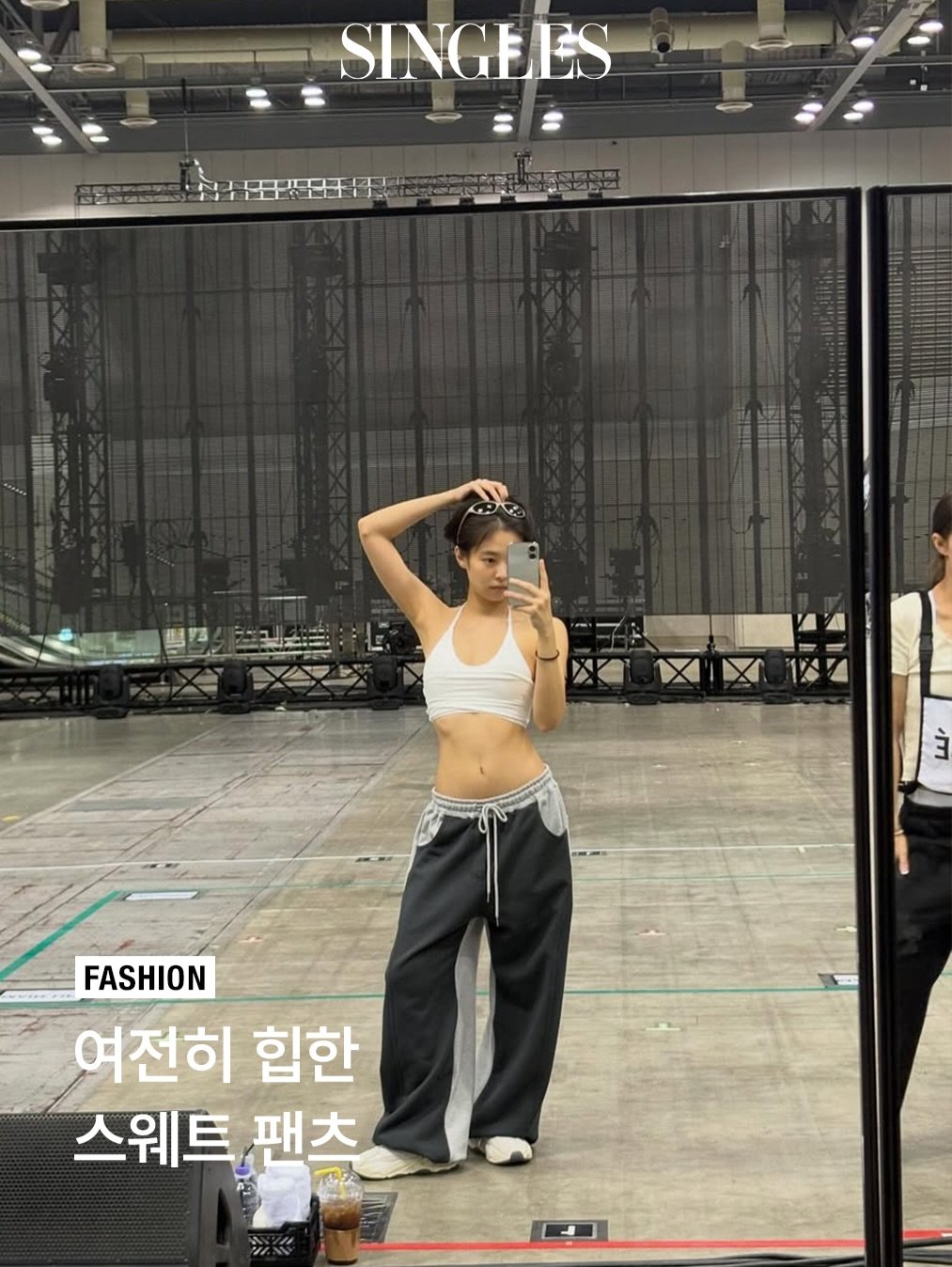 Photo shared by Singles 싱글즈 on January 07, 2026 tagging @blackpinkofficial, and @jennierubyjane. May be an image of ‎sweatpants, bra, top and ‎text that says '‎SINGEES 표포표4 اتعم 스무 三 FASHION 여전히 힙한 스웨트 팬츠‎'‎‎.