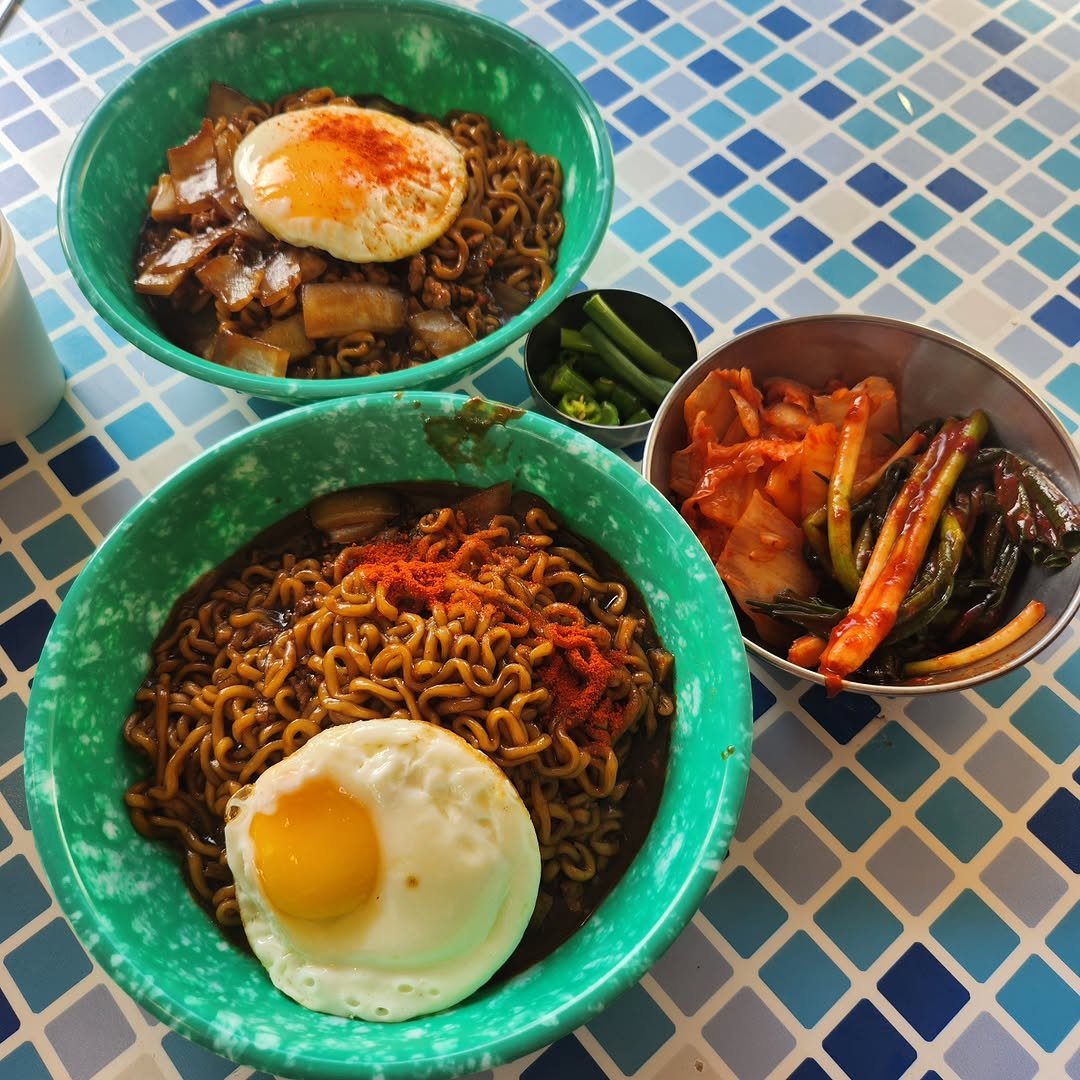 Photo by 신포동식당 on November 18, 2025. May be an image of chow mein, egg yolk, ramen, poached egg, noodles, spaghetti and text.