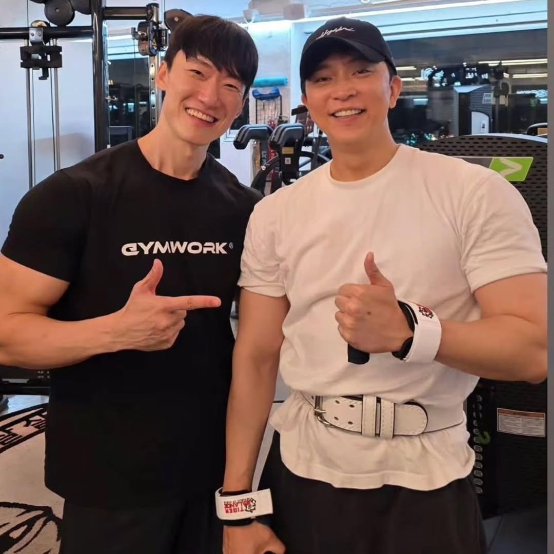 Photo shared by 주언규 on June 29, 2025 tagging @classicbody_chong. May be an image of 2 people, biceps, people bodybuilding and text.