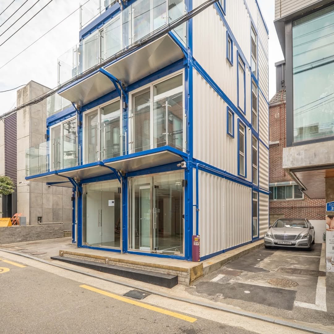 Photo by 주언규 on August 13, 2025. May be an image of container, sliding door, buildings and text.